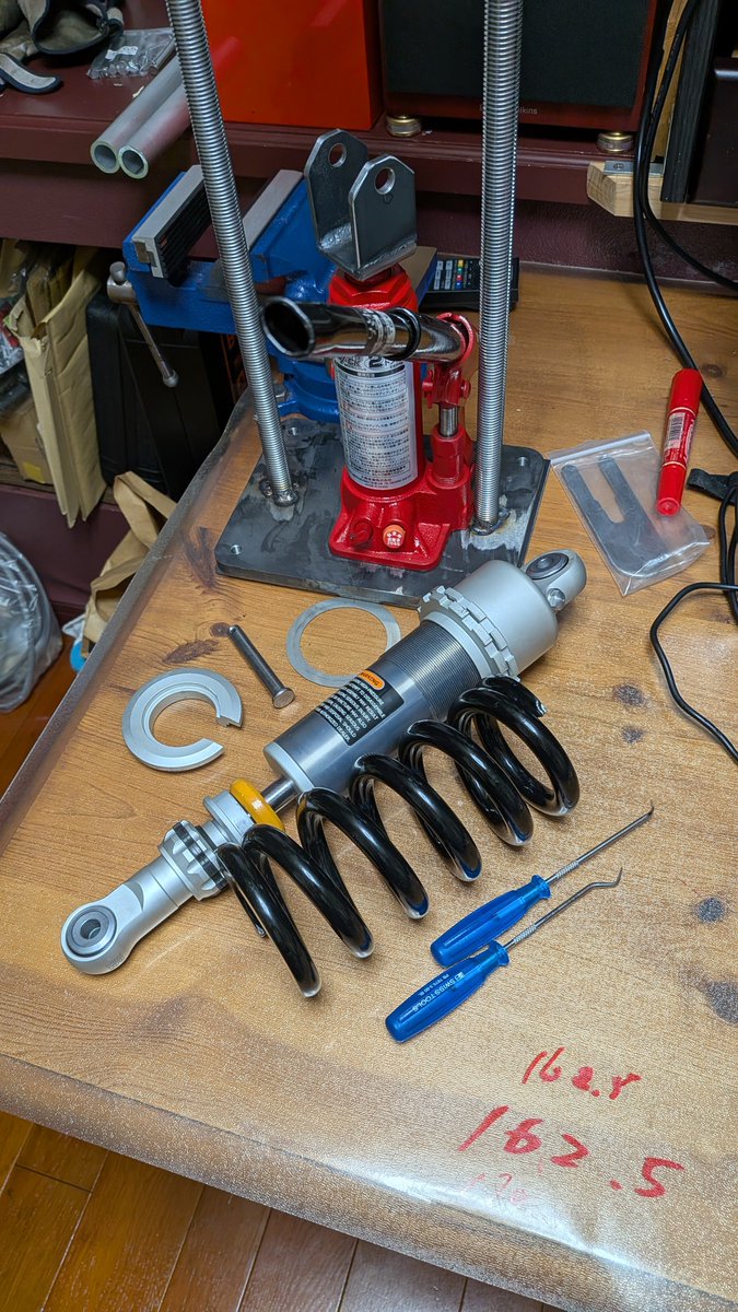 HDI0a93HcsbQY6y's tweet photo. フロント、リアサス兼用スプリングコンプレッサーを製作しました　

リア180N/mm で40mm縮めて作業できたので、この世のバイク用リアサスは大概扱えると思う。　違ったらごめん

ジャッキの固定は外せるのでジャッキ単体としても使えます

通称: 【ヘビー級縮むくん】

#factory宮
#rsy https://t.co/e9qI3tDPpK