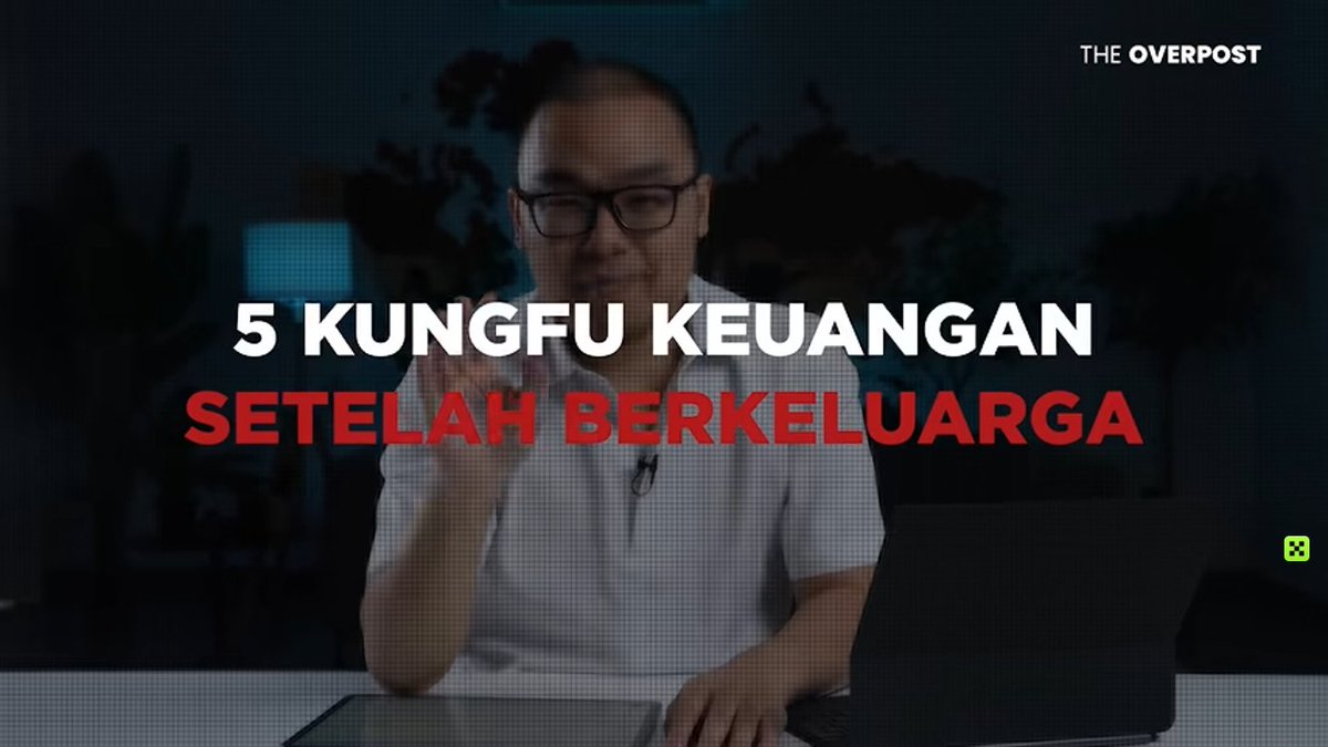 Xxanderde's tweet photo. Baru selesai nonton video terbaru Leon Hartono.

Dan menurut gue, video ini bukan cuma ngomongin soal cara mengatur uang setelah menikah.

Ada beberapa cara berpikir yang menurut gue justru jauh lebih penting daripada tips finansialnya.

Ini beberapa poin yang menurut gue menarik:

1. Jangan buru-buru beli rumah setelah menikah.

Bro Leon punya perspektif yang menarik:

Kalau baru menikah, lebih baik sewa dulu.

Kenapa?

Karena kebutuhan hidup masih bisa berubah.

Belum tahu bakal punya berapa anak, tinggal di mana, butuh rumah sebesar apa, bahkan mungkin karier juga masih berubah.

Sedangkan rumah itu aset yang relatif tidak likuid.

Sekali beli, lalu beberapa tahun kemudian mau pindah, biaya transaksinya bisa sangat besar.

Jadi pertanyaannya bukan

“Mampu beli rumah nggak?”

Tapi :

“apa gue yakin akan tinggal di sini 10–20 tahun?”

Kalau belum yakin, fleksibilitas bisa lebih valuable daripada kepemilikan.

2. Gadget anak jangan cuma dibatasi, tapi dimanfaatkan.

Ini salah satu bagian yang gue suka.

Bro Leon bukan tipe yang anti-gadget.

Dia justru mencoba mengubah gadget menjadi alat belajar.

Contohnya sederhana:

Anaknya sudah terbiasa menggunakan bahasa Indonesia dan Inggris.

Jadi ketika menonton kartun, audionya diubah ke Mandarin.

Dengan begitu, waktu yang memang sudah digunakan untuk screen time bisa sekaligus menjadi exposure terhadap bahasa baru.

Menurut gue prinsipnya bagus:

Jangan cuma mengurangi konsumsi.
Tingkatkan kualitas dari konsumsi tersebut.

3. Pisahkan device anak dan orang tua.

Kedengarannya sepele, tapi ini muncul dari pengalaman yang cukup lucu.
Anaknya pernah menggunakan iPad dan akhirnya menghapus/mengubah berbagai file penting yang dibutuhkan Leon untuk podcast.

Dari situ dia menerapkan:

akun terpisah

parental control

approval untuk aktivitas tertentu

Menurut gue ini bukan cuma soal Gadget.

Ini contoh kecil tentang risk management.
Jangan menunggu sesuatu rusak dulu baru bikin sistem.

4. Ada 3 fase besar dalam kehidupan.

Ini bagian yang paling menarik buat gue.

Menurut Leon:

Fase 1 : Sekolah

Bangun skill, pengetahuan, dan fondasi.

Fase 2 :  Single & mulai bekerja

Ini waktunya grind.

Kerja keras, networking, mencoba bisnis, melakukan kesalahan, dan mencari tahu sebenarnya kita cocok di mana.

Karena belum banyak tanggungan, cost of failure relatif lebih kecil.

Fase 3 : Menikah & punya anak

Idealnya, hasil dari fase sebelumnya mulai memberikan kita sesuatu yang sangat mahal:

freedom.

Bukan sekadar uang.

Tapi kemampuan untuk punya waktu.

Bisa makan siang dengan istri di hari Senin.

Bisa mengantar anak sekolah.

Bisa hadir ketika anak punya performance.

Dan menurut gue ini salah satu definisi wealth yang sering dilupakan.

5. Jangan mengejar work-life balance terlalu cepat.

Ini mungkin bakal kontroversial.

Menurut Leon, jangan terlalu cepat mencari balance ketika masih berada di fase membangun.

Kalau masih single dan belum punya banyak tanggungan, mungkin justru itulah waktunya untuk nge grind lebih keras.

Bukan berarti harus kerja sampai burnout.

Tapi gunakan fase tersebut untuk membangun:

skill → network → income → experience → optionality.

Supaya suatu hari nanti lo punya pilihan untuk hidup lebih seimbang.

Dan ada satu kalimat dari video ini yang menurut gue paling ngena:

“Win terbesar di kehidupan gue bukan berapa duit yang gue punya.”

Tapi ketika dia sudah punya cukup kebebasan untuk menghabiskan waktu bersama keluarga.

Menurut gue, ini menarik.

Karena pada akhirnya uang bukan tujuan akhir.

Uang adalah alat untuk membeli sesuatu yang jauh lebih mahal:

waktu, pilihan, dan kebebasan.

Itu yang gue tangkap dari video Leon Hartono kali ini.

Untuk lebih detail silahkan tonton Vidoenya Leon Hartono di Youtube