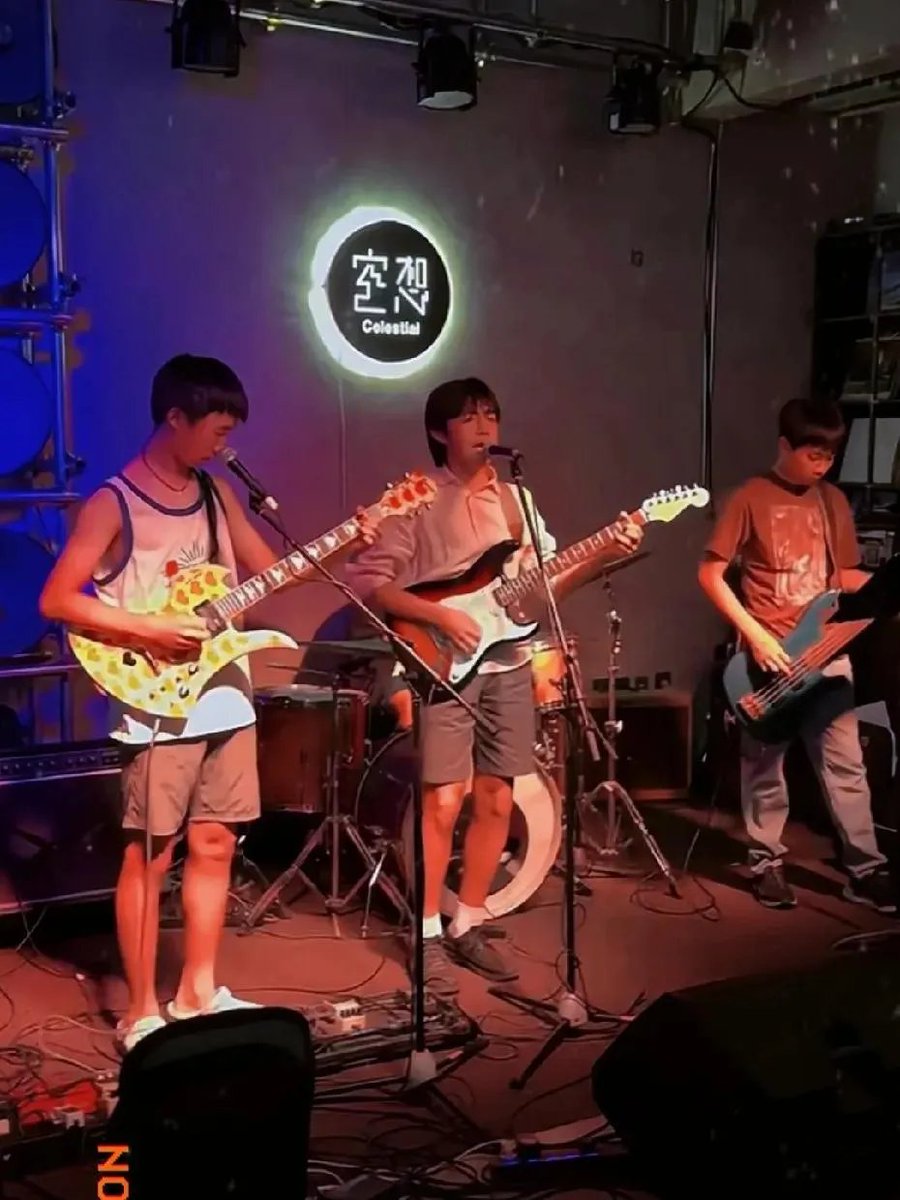 SheryYoss's tweet photo. The indie folk night just hit its peak—raw vocals, warm guitars, and a crowd singing every word together in perfect sync. Can’t stop replaying the magic! https://t.co/DEhwxD1H2a