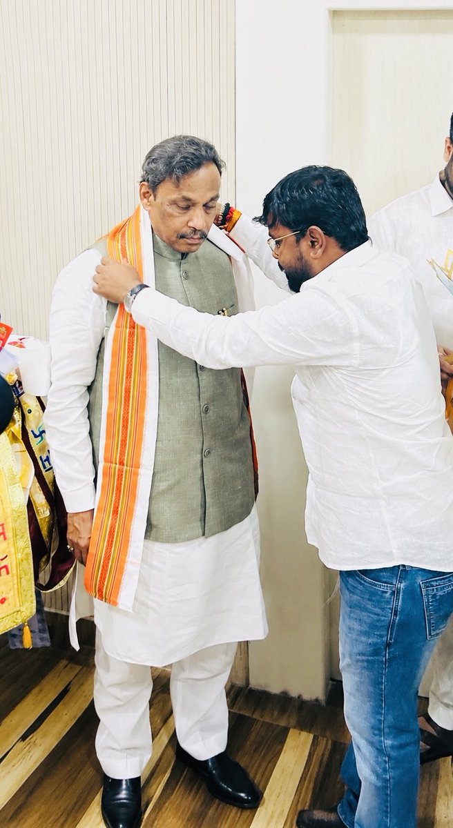 chandreshgupt13's tweet photo. आज लखनऊ भारतीय जनता पार्टी प्रदेश कार्यालय में उत्तर प्रदेश के नवनियुक्त प्रभारी एवं पार्टी के राष्ट्रीय महामंत्री आदरणीय श्री @TawdeVinod जी से आत्मीय भेंट कर आशीर्वाद प्राप्त किया। https://t.co/bkmaufXJo1