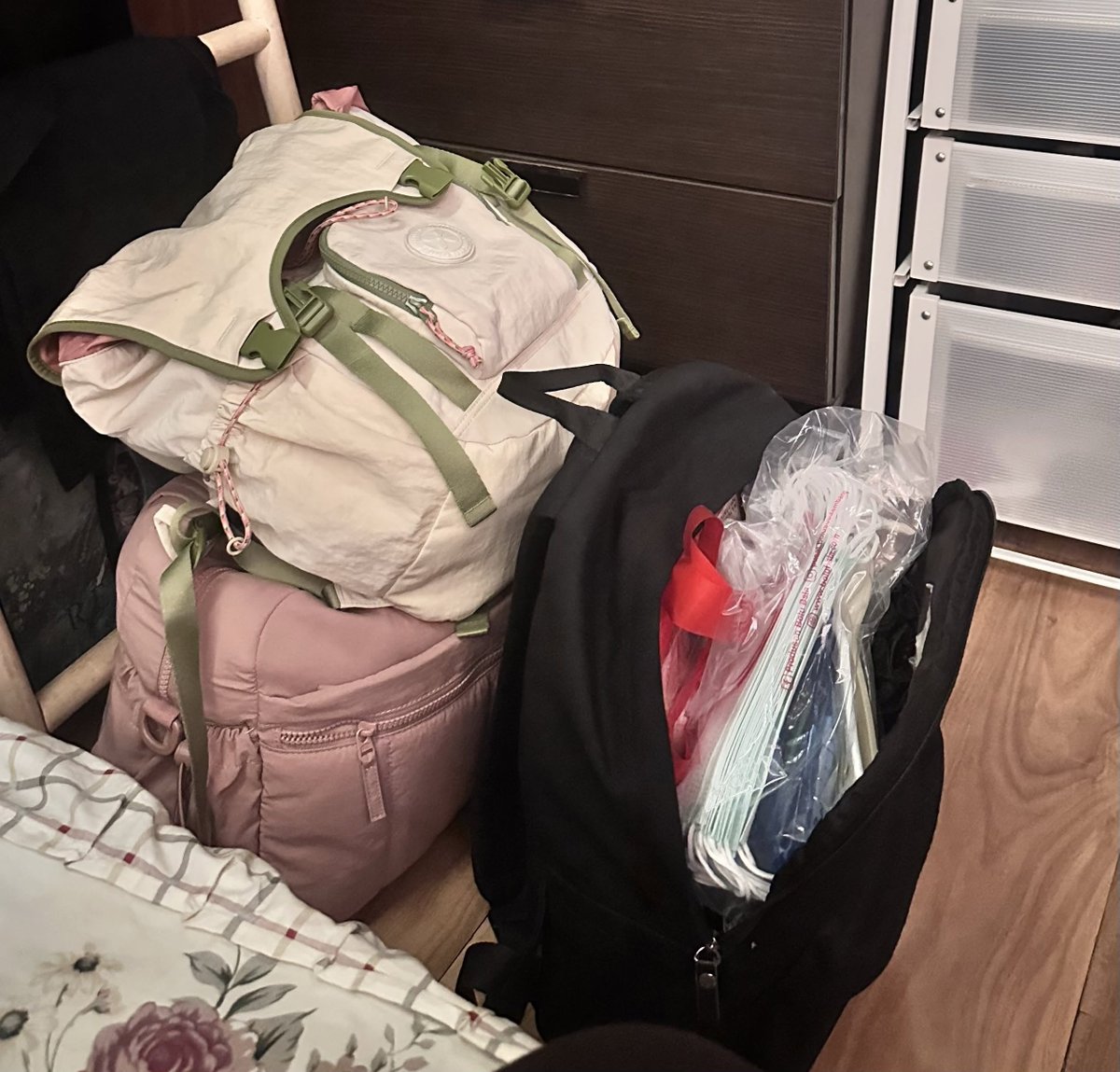 Sipitungscbd's tweet photo. 1 tas lagi khusus air minum sama makanan. ini tinggal gue angkut keluar kamar terus taruh deket pintu.

suami gue udah bawa tas sendiri yang isinya barang-barang dia, alias “peralatan laki” kayak colokan, senter, charger, dll 😭 https://t.co/QO6wdBPRP1