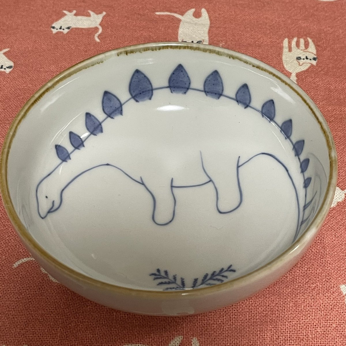 tyoro_q2003's tweet photo. この時に購入したステゴザウルスの器
可愛い https://t.co/UYbejNQMZC