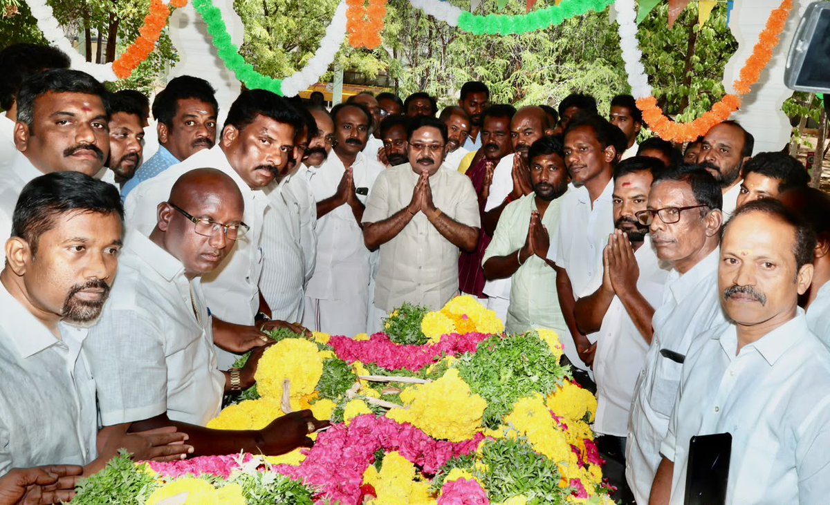 TTVDhinakaran's tweet photo. பசும்பொன் உ. முத்துராமலிங்கத் தேவர் அவர்களின் கொள்கை வழியில் தேசிய உணர்வையும், தெய்வீக நெறியையும் உயர்த்திப் பிடித்து, பிற்படுத்தப்பட்ட மக்களின் கல்வி முன்னேற்றத்திற்காகப் பெரும் தொண்டாற்றியவரும், அகில இந்திய பார்வார்டு பிளாக் கட்சியின் முன்னாள் தலைவரும், போட்டியிட்ட அனைத்து தேர்தல்களிலும் வெற்றிவாகை சூடி, சட்டமன்ற உறுப்பினராகவும், நாடாளுமன்ற உறுப்பினராகவும் மக்கள் பணியாற்றிய கல்வி வள்ளல் திரு. மூக்கையாத் தேவர் அவர்களின் நினைவு தினமான இன்று, 

மதுரை மாவட்டம், உசிலம்பட்டி, பசும்பொன் முத்துராமலிங்கத் தேவர் கல்லூரியில் அமைந்துள்ள அன்னாரது நினைவிடத்தில் அம்மா மக்கள் முன்னேற்றக் கழகத்தின் சார்பில் மரியாதை செலுத்தப்பட்டது.