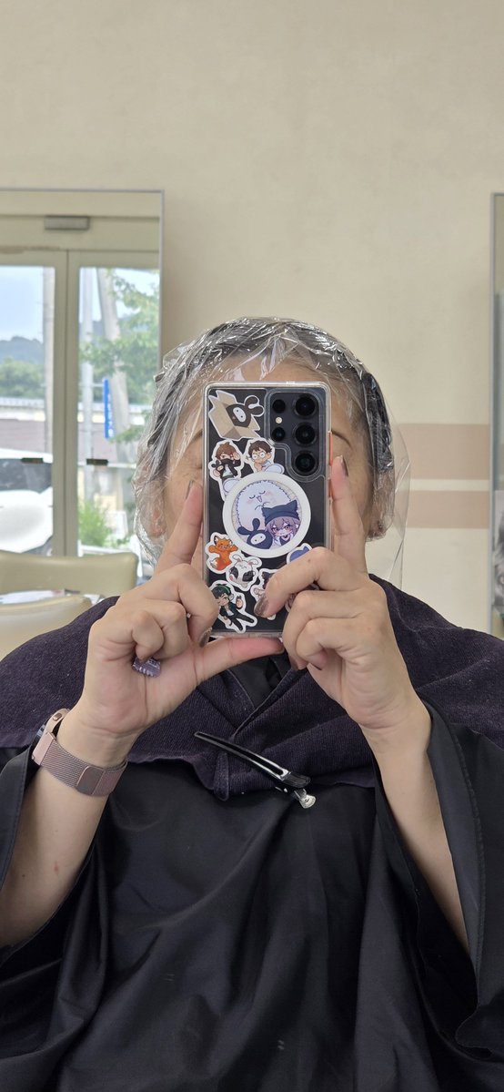 mika13_k's tweet photo. 人生において、もともと赤毛でヘアカラーは未経験のまま来た

ガンの治療で抜ける前に経験しようと、安いヘアカラーを買って髪染めした。それが人生初の髪染め。
治療後生え始めで染めたのが2回目のびてきて3回目まではドラッグで買った髪染め

今日は美容室で人生初の髪染め
うははー😝 https://t.co/fIUuIDkOb0