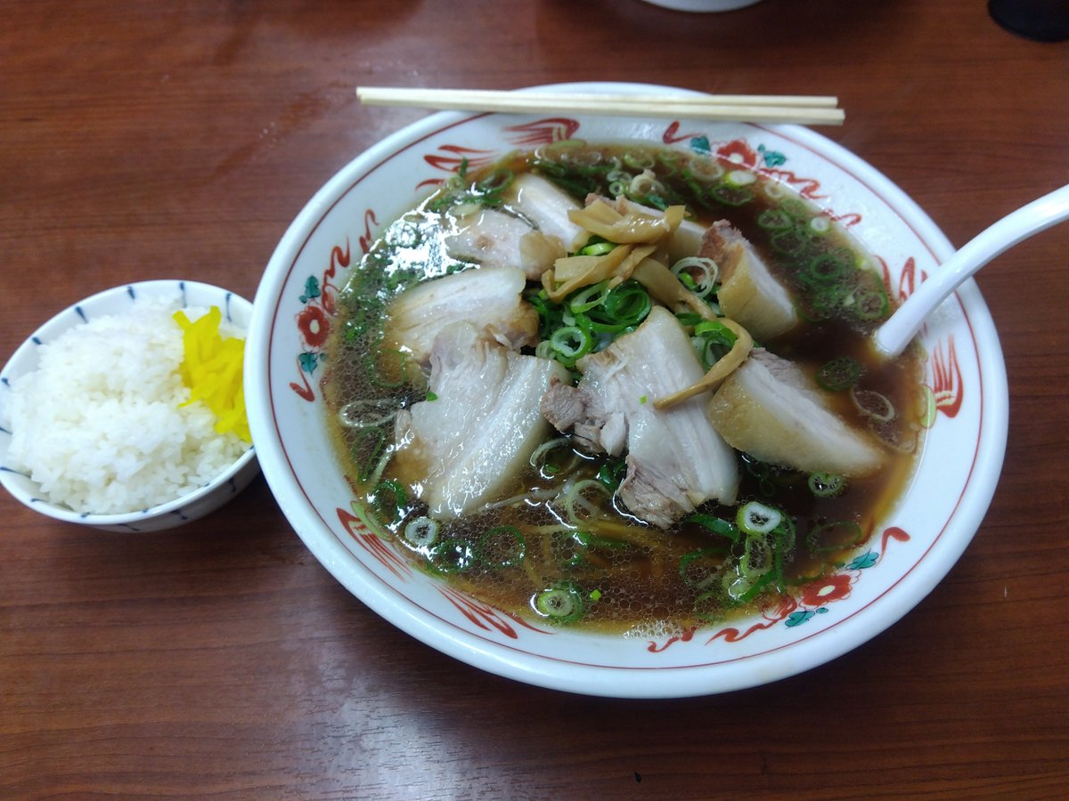 kacyutanuki's tweet photo. お疲れ様です(｀･ω･´)ゞ
昨日は関ヶ原戦国甲冑館行軍隊予備隊隊長である黒騎士中隊甲冑部織田有楽斎殿主催の宇治GTO茶会に参加してきました(*´ω｀*)
皆で茶菓子を持ち寄り、グレートな茶会とGの会話を楽し見ました。
開催終了後は隊長オススメの第一旭で特製ラーメンを食しました。
グレートな時間をありがとうございましたm(_ _)m