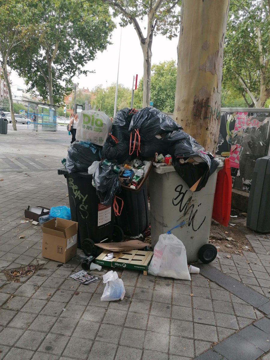 gsuslemat's tweet photo. @reclamalavapies Escultura efimera Basura  ayer en la Glorieta de Embajadores frente a la casa de baños https://t.co/zRDsErBXfs
