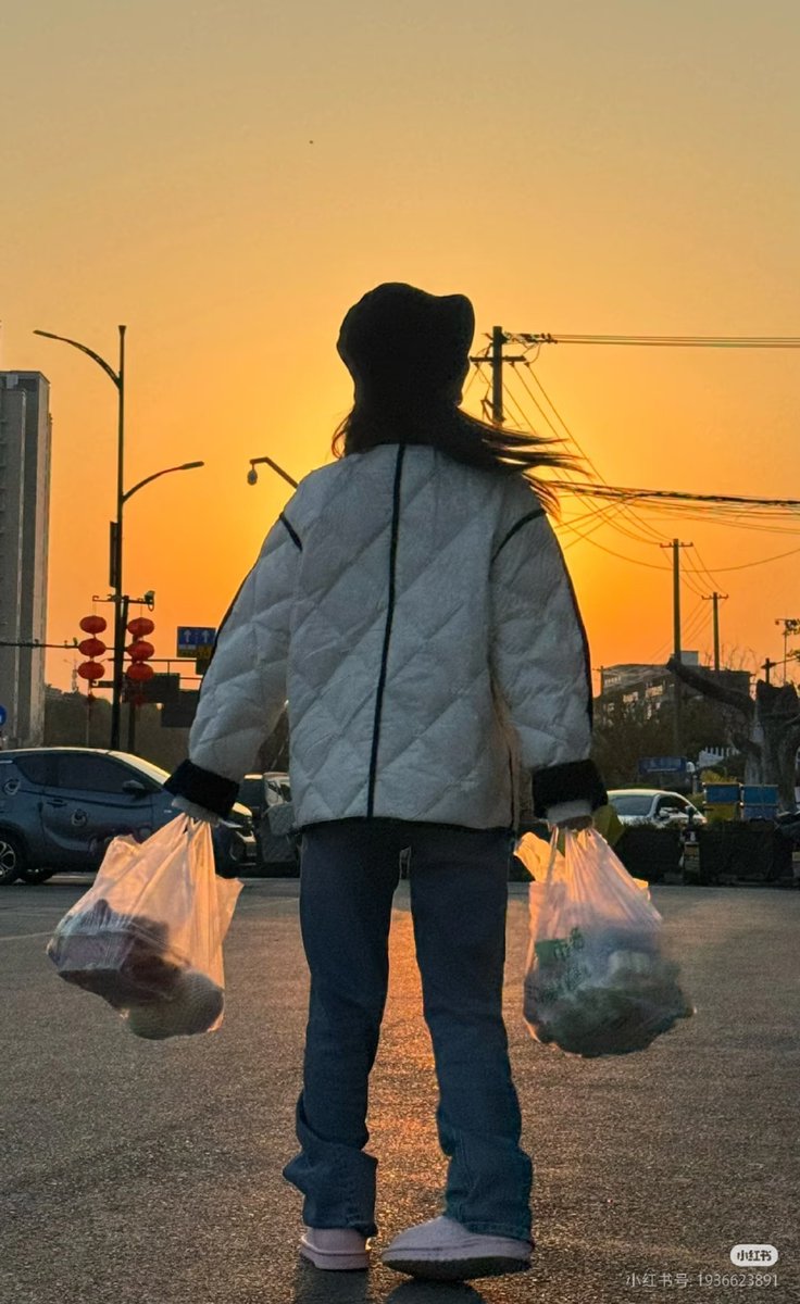 aelen699752's tweet photo. Just had my first listen to that new indie folk track while walking home at golden hour—something about the soft guitar and warm vocals turned a ordinary night into a little magical moment. https://t.co/kvuyPtkxan