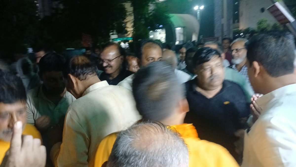 Dk2010Kishor's tweet photo. 🇮🇳 सत्यमेव जयते! 🇮🇳
कल दिनांक 5 September को माननीय विधायक श्री तेजपाल नागर जी व जिला अध्यक्ष श्री अभिषेक शर्मा जी धरना स्थल पर पहुंचकर ईको विलेज-1 निवासियों से मुलाकात की और सभी मुद्दों पर सकारात्मक चर्चा की।
उन्होंने बताया कि CAM वृद्धि वापस लेने का YG का लिखित सहमति पत्र 2 September को ही प्रशासन को दिया जा चुका था, जिसमें 5 सितंबर से वृद्धि वापस लेने की YG ने सहमति दी थी।

उन्होंने आश्वासन दिया:

✅ CAM ₹2+GST आज से लागू/एडजस्ट किया जाएगा।
✅ Facility, सुविधाओं और Manpower में कोई कमी नहीं होने दी जाएगी। पुरानी CAM पुरानी Manpower रहेगी।
✅ YG की मनमानी होने पर APEX व प्रशासन की सहायता से वैकल्पिक Agency की व्यवस्था की जाएगी।
✅ AOA Election एवं HandOver में पूरा सहयोग किया जाएगा।

इन सकारात्मक आश्वासनों के साथ धरना समाप्त करने की घोषणा की गई। 🎉

ईको विलेज 1 के सभी निवासी शासन और प्रशासन को आपकी सहायता के लिए हृदय से धन्यवाद करती है।

यह हम सभी ईको विलेज-1 निवासियों की एकजुटता और शांतिपूर्ण प्रयासों की जीत है।

@dr_maheshsharma @tejpalnagarMLA @iabhishek4bjp @LokeshTyagiGBN @BJP4Bisrakh @Bjp4GbnagarUP @BJP4GBNLOKSABHA @myogiadityanath @myogioffice @DCPCentralNoida @DCP_Noida @DCPGreaterNoida @2_noida @dmgbnagar @SHObisrakh @deepaknagar0011 @SandeepBjpGBN @deepakyadav2299 @ev1stf 

#EcoVillage1 #CAM #AOA #GreaterNoidaWest #SupertechEcoVillage1 #CAM #YGEstates #GreaterNoidaWest