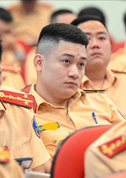 TraiHotSG's tweet photo. Việt Hoàng - CSGT đã có vợ nhung zdam lắm... Ai muốn bu bùi ảnh không https://t.co/8JQUYxfR2b