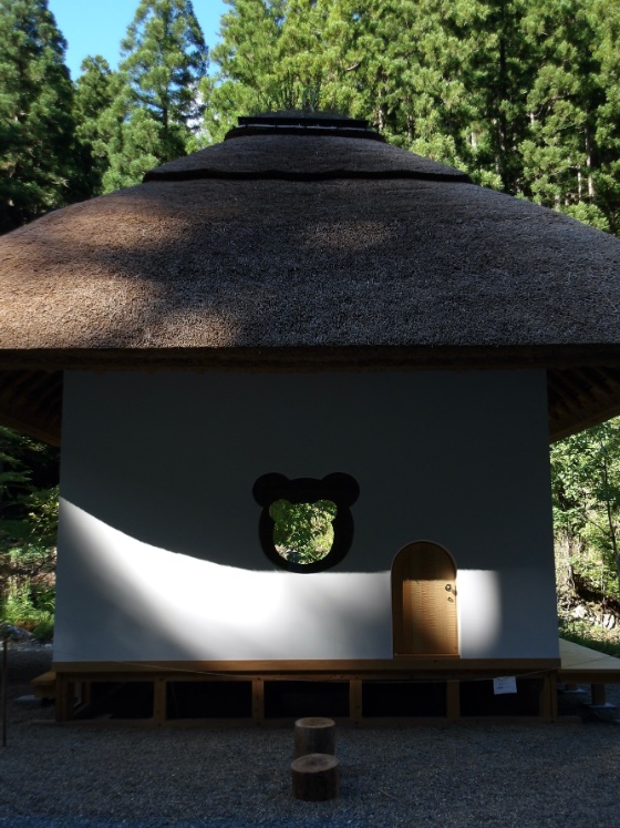 timemolecricket's tweet photo. 社殿建築デザインの細かいとこまで「かわいい」を信仰対象にしてるコンセプトが面白いけど
歴史をふりかえっても新興宗教は世が乱れたタイミングで発生しやすい。現代日本社会もはや現実が辛すぎて人々が推し活だのちいかわだのに救いを求めまくってるの鑑みるとおじさんちょっと怖い感じもするが、、 https://t.co/HoKP6KsJbC