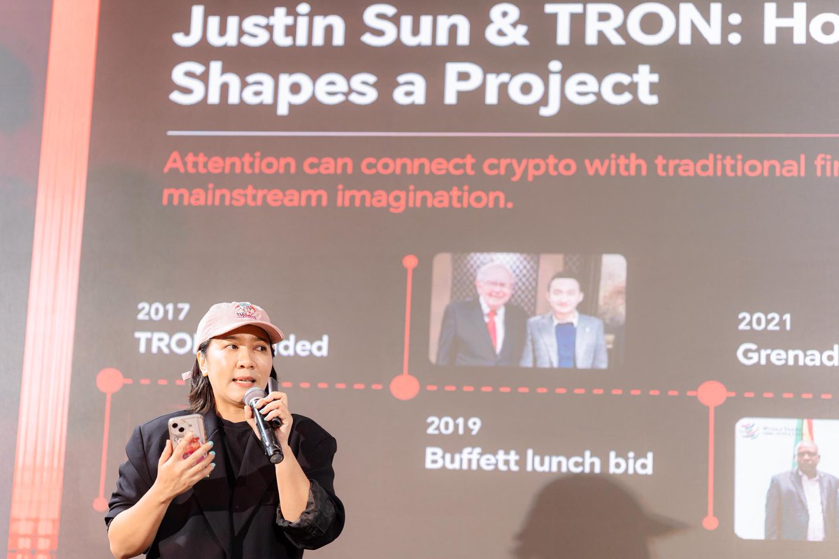 TronDao_THA's tweet photo. 🔻 สรุปประเด็นสำคัญจากเวที #TRON ณ งาน KUB Global Bangkok 2026 🇹🇭

ภายในงานมีการนำเสนอหัวข้อ “จาก Stablecoin สู่ AI: TRON ก้าวสู่การเป็นโครงสร้างพื้นฐานทางการเงินระดับโลกได้อย่างไร” เพื่อพาผู้เข้าร่วมทำความเข้าใจบทบาทของ Blockchain ที่ไม่ได้จำกัดอยู่เพียงเรื่องราคา การซื้อขาย หรือการลงทุน แต่ยังสามารถนำมาใช้เป็นโครงสร้างพื้นฐานสำหรับการโอนและชำระเงินในชีวิตจริงได้อีกด้วย

เนื้อหาเริ่มต้นจากการแนะนำ TRON ในฐานะ Public Blockchain ที่ออกแบบมาให้รองรับธุรกรรมได้อย่างรวดเร็วและมีต้นทุนต่ำ พร้อมอธิบายบทบาทของ TRX และระบบทรัพยากรอย่าง Bandwidth และ Energy ซึ่งช่วยให้เครือข่ายสามารถรองรับทั้งการโอนสินทรัพย์และการใช้งาน Smart Contract ได้อย่างมีประสิทธิภาพ

อีกหนึ่งประเด็นสำคัญคือบทบาทของ TRON ในตลาด Stablecoin โดยเฉพาะ USDT-TRC20 ซึ่งได้รับการใช้งานอย่างแพร่หลายสำหรับการโอนมูลค่าระหว่างประเทศ ด้วยจุดเด่นด้านความรวดเร็ว ค่าธรรมเนียมที่เข้าถึงได้ และความสะดวกในการใช้งาน เนื้อหาช่วงนี้ยังยกตัวอย่างให้เห็นว่า Stablecoin สามารถช่วยให้การส่งเงินกลับบ้าน การชำระค่าสินค้าและบริการ ตลอดจนการเคลื่อนย้ายมูลค่าระหว่างประเทศทำได้ง่ายขึ้นอย่างไร

ภายในงานยังมีการกล่าวถึงการเติบโตของเครือข่าย TRON ซึ่งมีจำนวนบัญชีเข้าใกล้ 400 ล้านบัญชี มี USDT หมุนเวียนบนเครือข่ายประมาณ 91.2 พันล้านดอลลาร์สหรัฐ และมีธุรกรรมเกิดขึ้นในปริมาณสูงอย่างต่อเนื่อง ตัวเลขเหล่านี้สะท้อนให้เห็นว่า TRON ไม่ได้เป็นเพียงแนวคิดทางเทคโนโลยี แต่เป็นเครือข่ายที่มีการใช้งานจริงในระดับโลก

นอกจากนี้ ยังได้พูดถึง @justinsuntron ผู้ก่อตั้ง TRON และบทบาทในการผลักดันโครงการให้เป็นที่รู้จักในวงกว้าง ผ่านการเชื่อมโยงอุตสาหกรรม Blockchain เข้ากับโลกการเงิน เทคโนโลยี ศิลปะ และวัฒนธรรมร่วมสมัย พร้อมทั้งขยายการรับรู้เกี่ยวกับสินทรัพย์ดิจิทัลไปสู่ผู้คนกลุ่มใหม่ ๆ ทั่วโลก

เมื่อเครือข่ายเติบโตและรองรับมูลค่าธุรกรรมมากขึ้น ความปลอดภัยและการปฏิบัติตามกฎระเบียบจึงเป็นอีกหนึ่งหัวข้อที่มีความสำคัญ โดยได้ยกตัวอย่างความร่วมมือระหว่าง TRON, Tether และ TRM Labs ภายใต้ T3 Financial Crime Unit หรือ T3 FCU ซึ่งจัดตั้งขึ้นเพื่อสนับสนุนการตรวจสอบและรับมือกับธุรกรรมที่เกี่ยวข้องกับกิจกรรมทางการเงินที่ผิดกฎหมาย

ช่วงท้ายของการนำเสนอได้กล่าวถึง https://t.co/SWeGrxlQel และทิศทางการนำ Blockchain มาเชื่อมต่อกับ AI Agent โดยมีเป้าหมายให้ AI สามารถมีตัวตนที่ตรวจสอบได้ เข้าถึงข้อมูลหรือบริการต่าง ๆ และชำระเงินด้วย Stablecoin ได้แบบอัตโนมัติ ตัวอย่างเช่น AI อาจชำระค่าบริการ API ซื้อข้อมูล หรือทำงานร่วมกับ AI ตัวอื่นได้โดยไม่ต้องผ่านขั้นตอนการชำระเงินแบบเดิม

ทั้งหมดนี้สะท้อนให้เห็นถึงทิศทางของ TRON จากเครือข่ายที่โดดเด่นด้านการโอน Stablecoin สู่การเป็นโครงสร้างพื้นฐานสำหรับการเคลื่อนย้ายมูลค่าระดับโลก และเตรียมพร้อมรองรับรูปแบบการใช้งานใหม่ ๆ ที่อาจเกิดขึ้นในยุค AI 🌐
 #Blockchain #Stablecoin #AI
