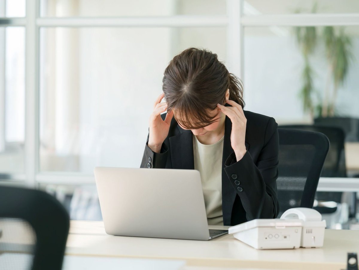 softe166638's tweet photo. When you accidentally reply all to a work email with "OMG I ate 3 donuts for lunch and now I can’t move" https://t.co/XbVSrKQMWO
