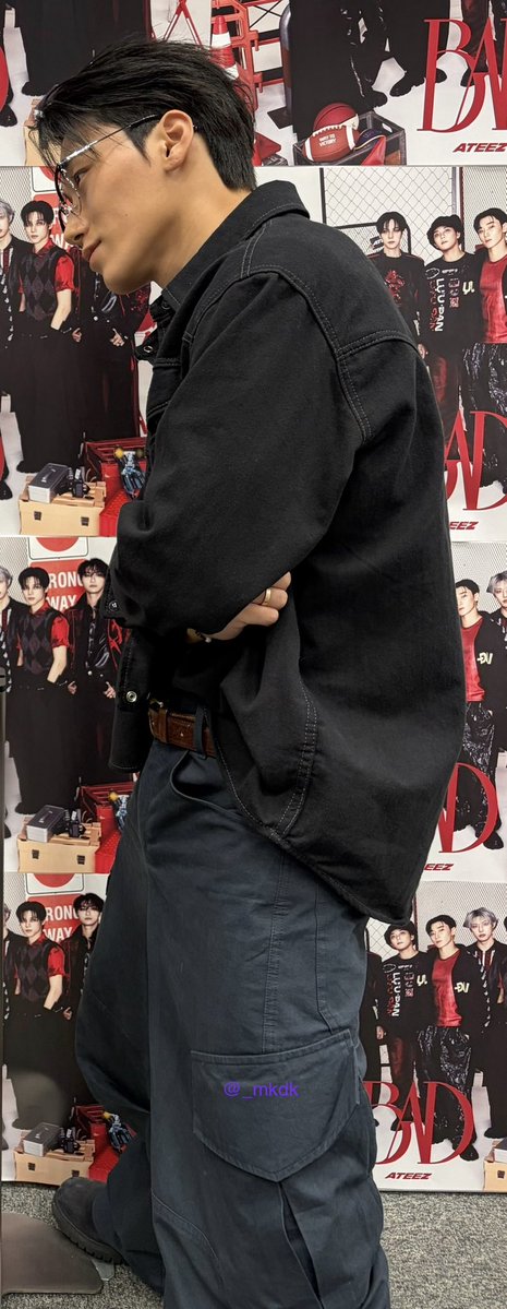 _mkdk's tweet photo. わたし（150cm）が背が低くて「ちいさい！⌒𖧉⌒」って言いながら、んしょんしょ膝折って屈んでくれて目線も下にしてあわせてくれて、サンくんは優しい 歌手になってくれてありがとうね、を伝えたら「よしよし…」と「ちいさいね…」を繰り返していて、ふれあい牧場だった
#ATEEZ #에이티즈 #산 #SAN https://t.co/EiYcwjfAr3