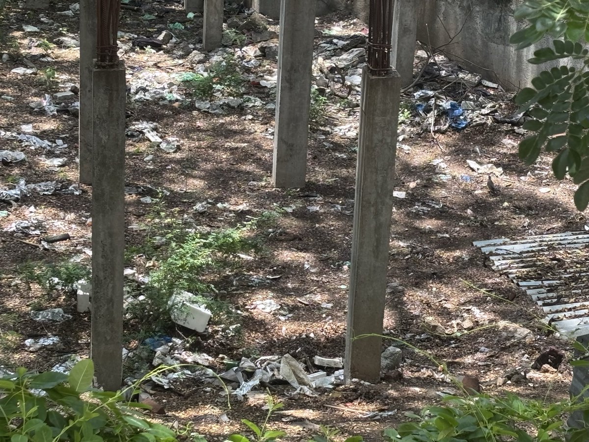 singaramtalk's tweet photo. @chennaicorp Dear GCC @chennaicorp @sameerangs a couple of people came and have clubbed them together. But the waste and garbage have not been cleared and have been kept together! Pl see the pictures I took right now. Kindly collect and clean up the garbage and waste! https://t.co/dDA6A9qcvI