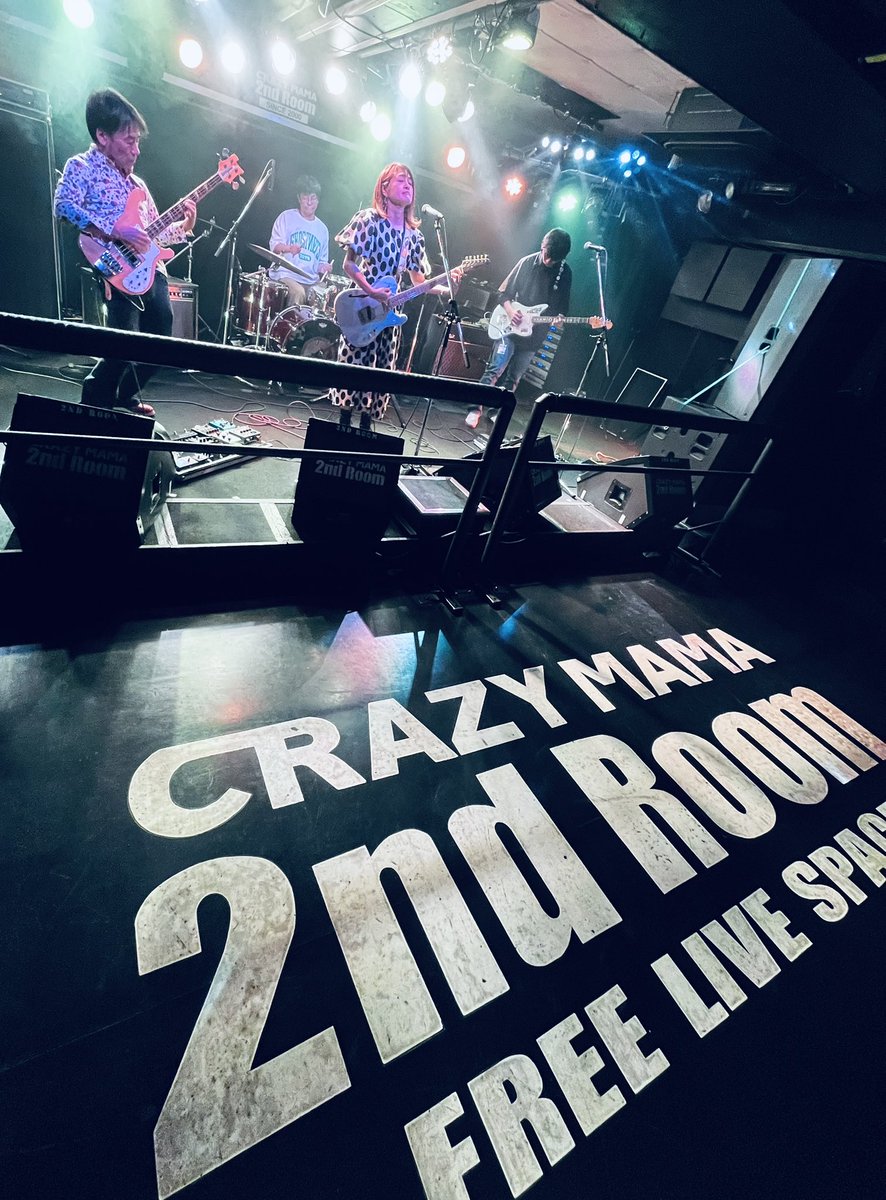 toropico624's tweet photo. 夜は久々ママ２でOz。新体制２回目のライブ、このメンバーでの音がギュッと固まってきて躍動感あって、なんか感動しちゃった。ライブハウス来ると久々に顔合わせる友達がいるのも嬉しい😆 https://t.co/IuFI6QttBg