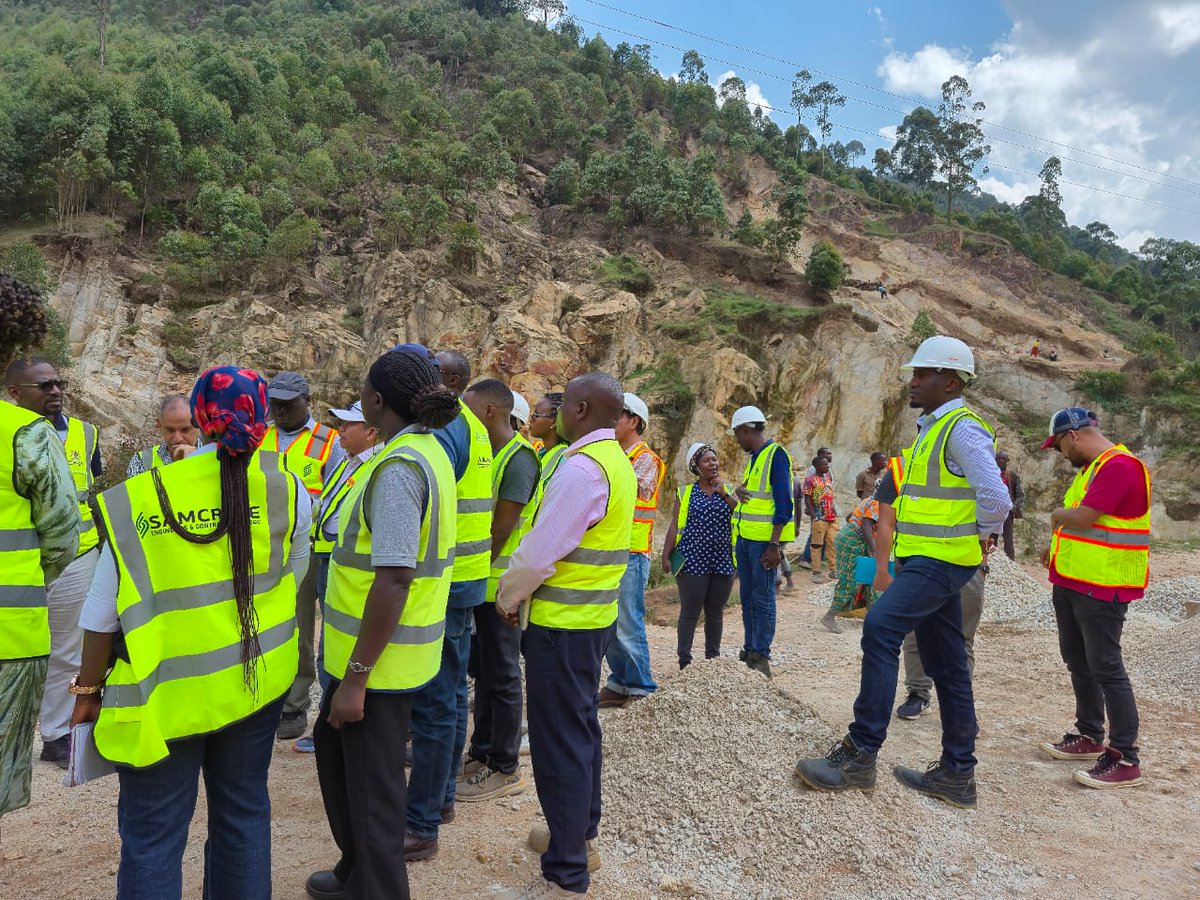 rp_ventures_ltd's tweet photo. Site visit involving consultants, project managers, contractors
(3/8) Scenes from the Kabale Lake Bunyonyi road.
Project diary series 2022 - 2023
#RPVenturesLtd #MinistryofWorks #BukkoDesignandConstructionBureau #SamcreteEngineers https://t.co/uVwdGxpmsK