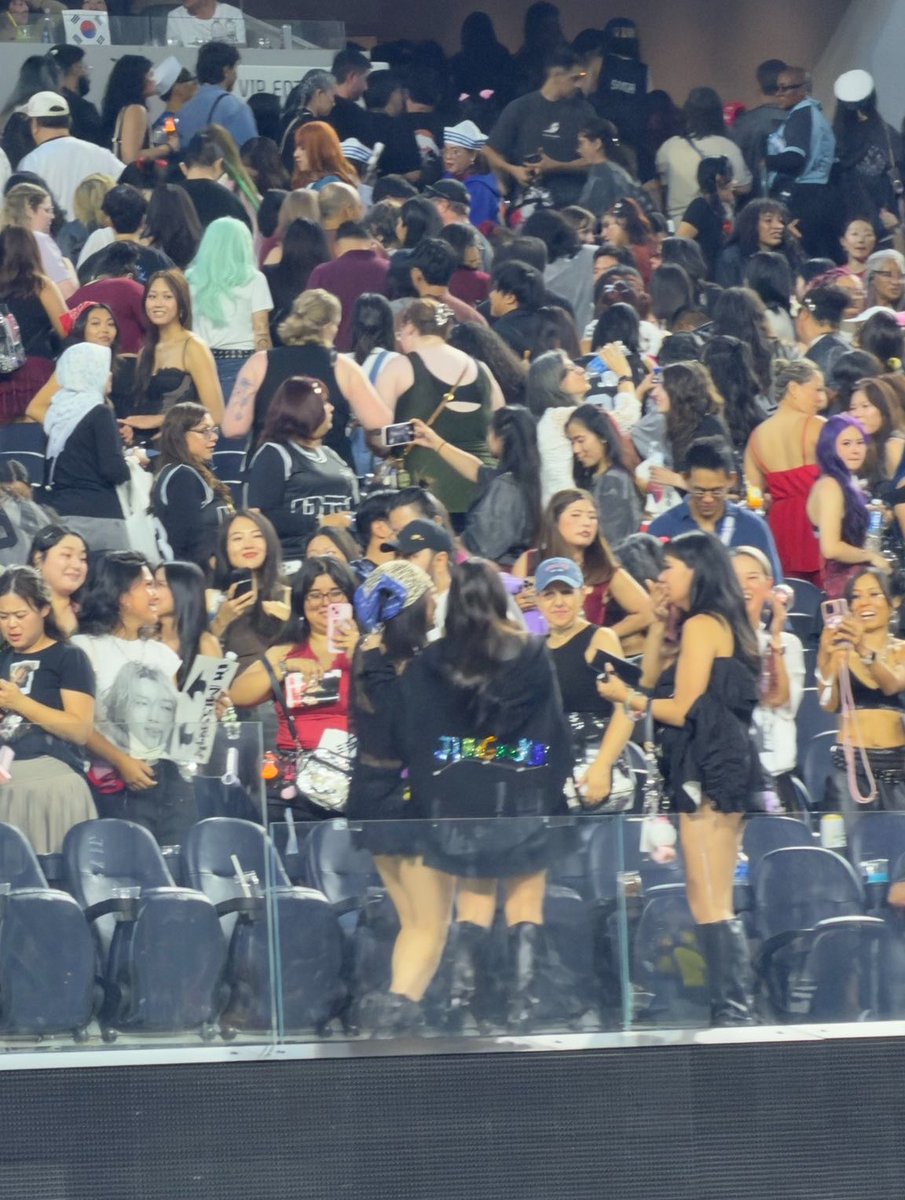 jkcolector's tweet photo. oh to walk out of the stadium wearing the hoodie jungkook gave you… 🫠🫠🫠💭 https://t.co/QVPgKi3b4o
