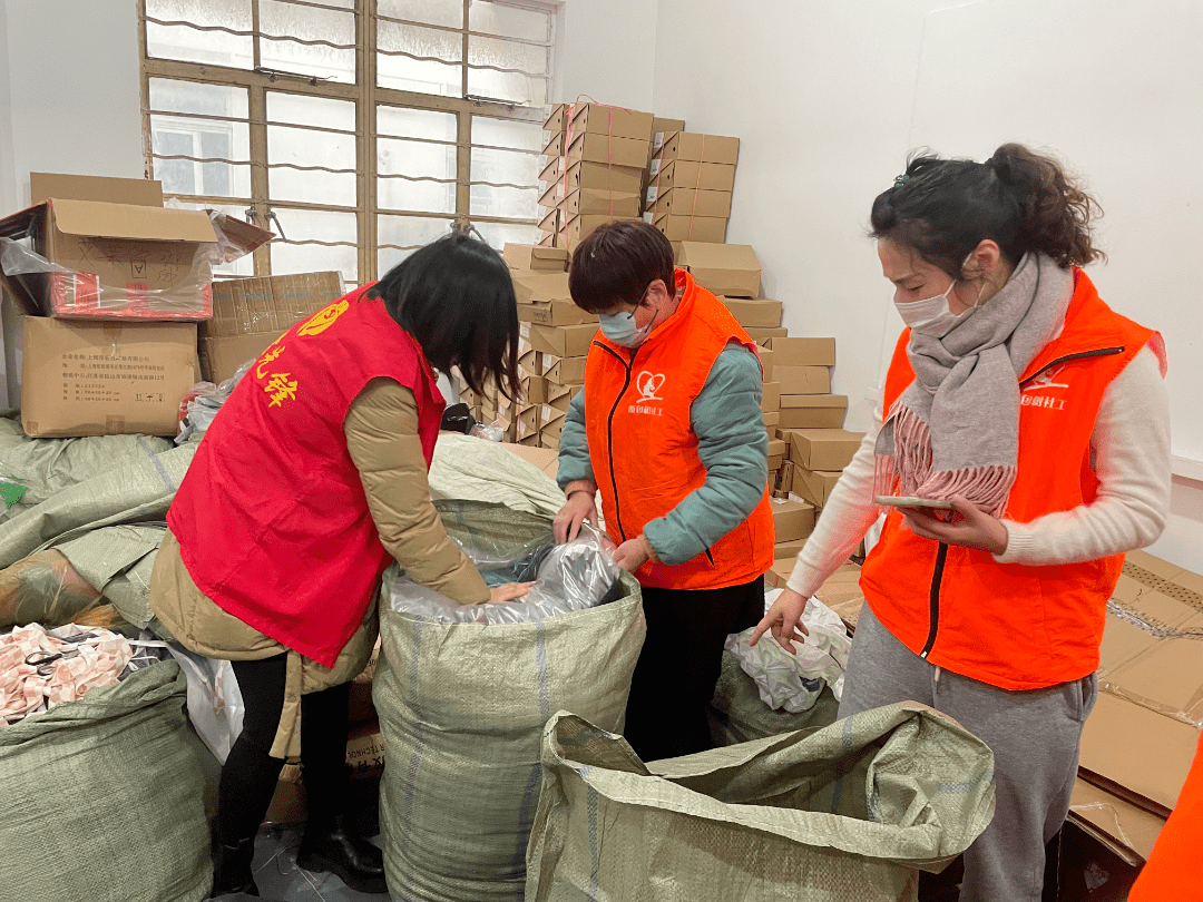 ailei484491's tweet photo. Spent this Sunday morning helping pack care packages for local unhoused neighbors. Small acts, big impact , https://t.co/fYkdicAmbz