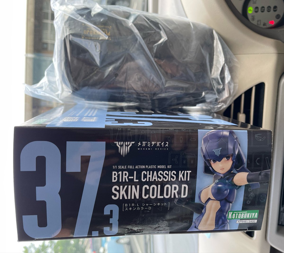 FGO78693589's tweet photo. ガンプラ

いや〜最近は運悪く新作発売日や再販日に休出が重なり意中のキットに出会えない事もありました。

しかし昨日の休出を乗り越えてさっき久々にオキモケイさんに取り寄せお願いしていた商品を引き取りに。

そうしたら丁度委託品の品出しに遭遇！欲しかったRGクロスボーンが♪たまの出会いが https://t.co/FE2QhrChoE