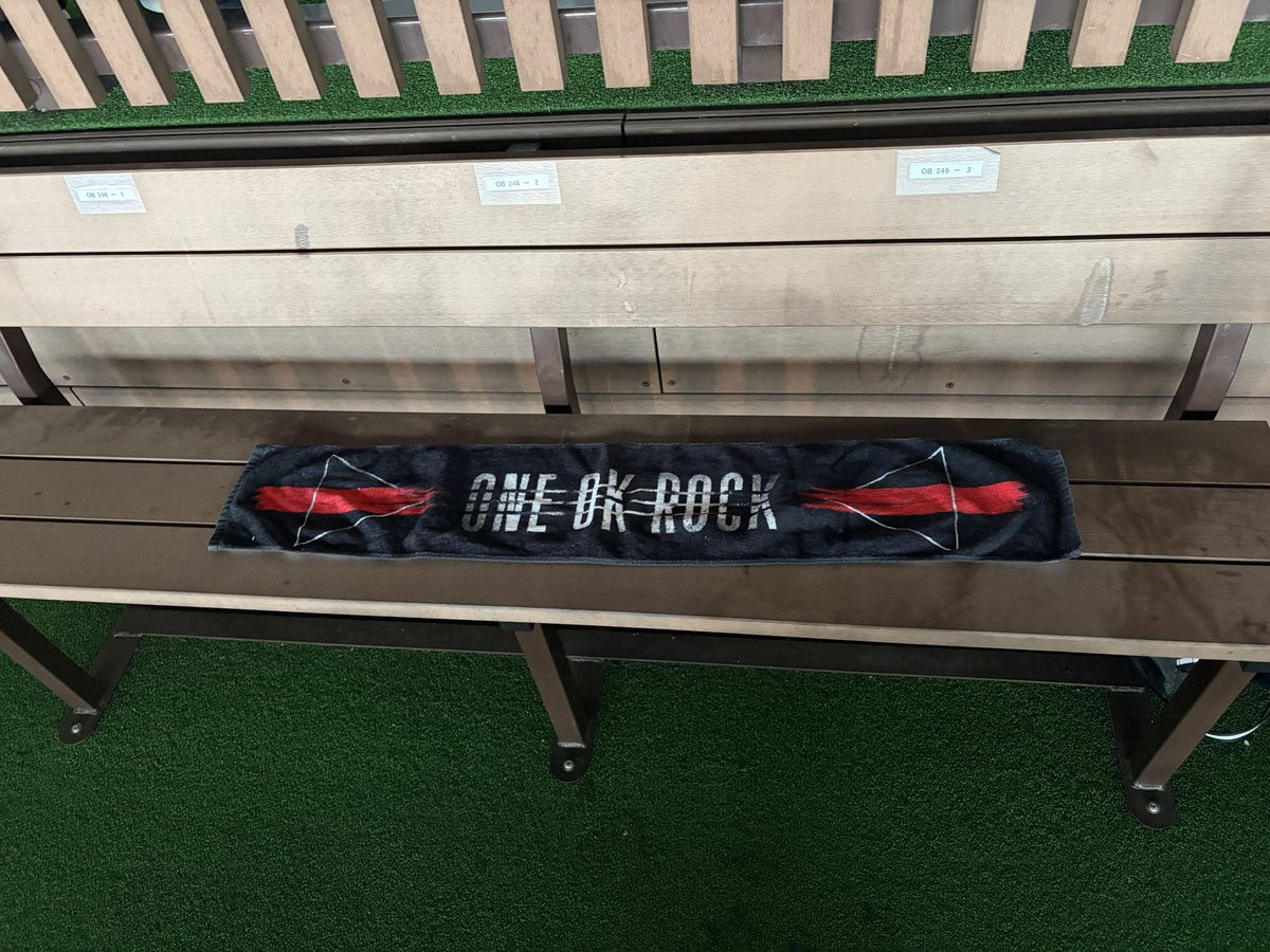 Plesure83's tweet photo. 席番が全く見たことない番号で初めてスタッフのお兄さんに聞い��らまさかまさかのBOX席。
野球でもBOX席で見たことないのに！笑
暴れ放題の席で今から興奮しています https://t.co/9Iq186f4ph