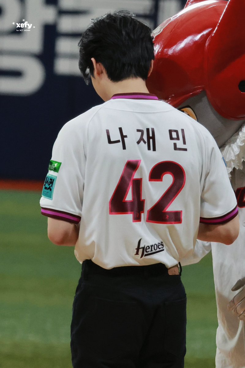 hourlyjaeminn's tweet photo. 260906 Jaemin’s first pitch

Kiwoom Heroes has win game with the score 4-2 today 👏🏻 Congratulations to the team and our winning fairy Jaemin ⚾️❤️✨

JAEMIN FIRST PITCH
#JAEMINxKiwoomHeroes
#재민아_힘껏_던져봐 https://t.co/tCAj6fHgH9