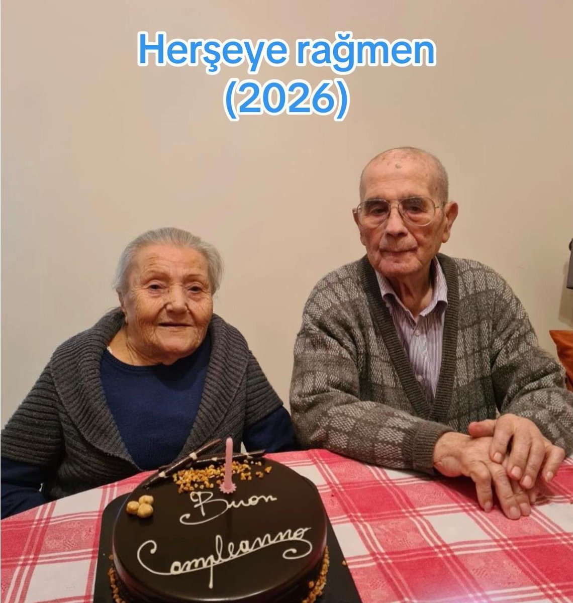 tepki_tr's tweet photo. Bir çift, 1980’deki gençlik pozlarıyla yıllar sonraki hallerini yan yana paylaşarak geçen yılları gözler önüne serdi:

“Herkese rağmen, her şeye rağmen.” https://t.co/p3G67sYYLu