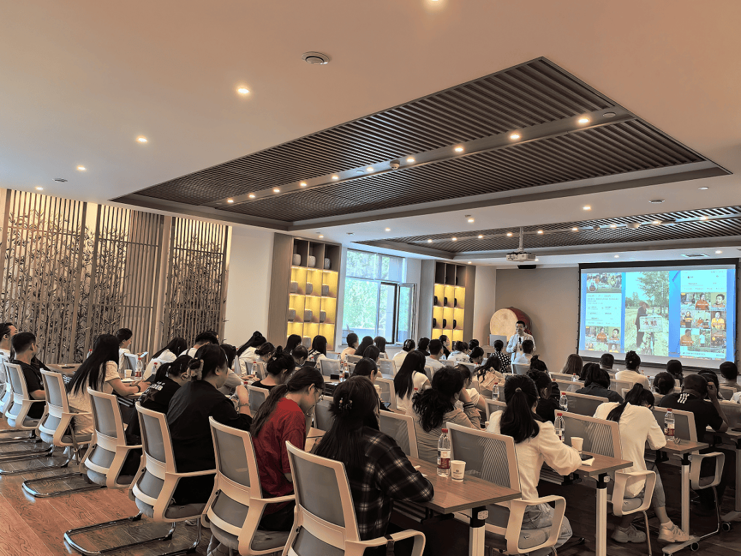 anikr683307's tweet photo. Just wrapped an inspiring workshop on AI for small business marketing—connected with 50+ peers, picked up actionable tips to boost social media ROI, and learned how to cut content creation time by 30%!  Such a game-changer for growing brands. https://t.co/DPhm2cw5x9