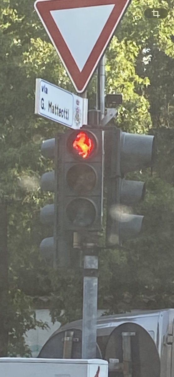 F1Tornello's tweet photo. Y si, si estás en Monza la luz del semáforo tiene que tener un ‘cavallino rampante’ https://t.co/alxpLotMzZ