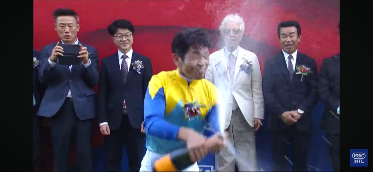 yojouhan_keiba's tweet photo. 【速報】ドラゴンウェルズでコリアスプリントを勝利した戸崎騎手、慣れないシャンパンファイトで自爆する
https://t.co/RabQfFlq2j https://t.co/6fAAyUgusa