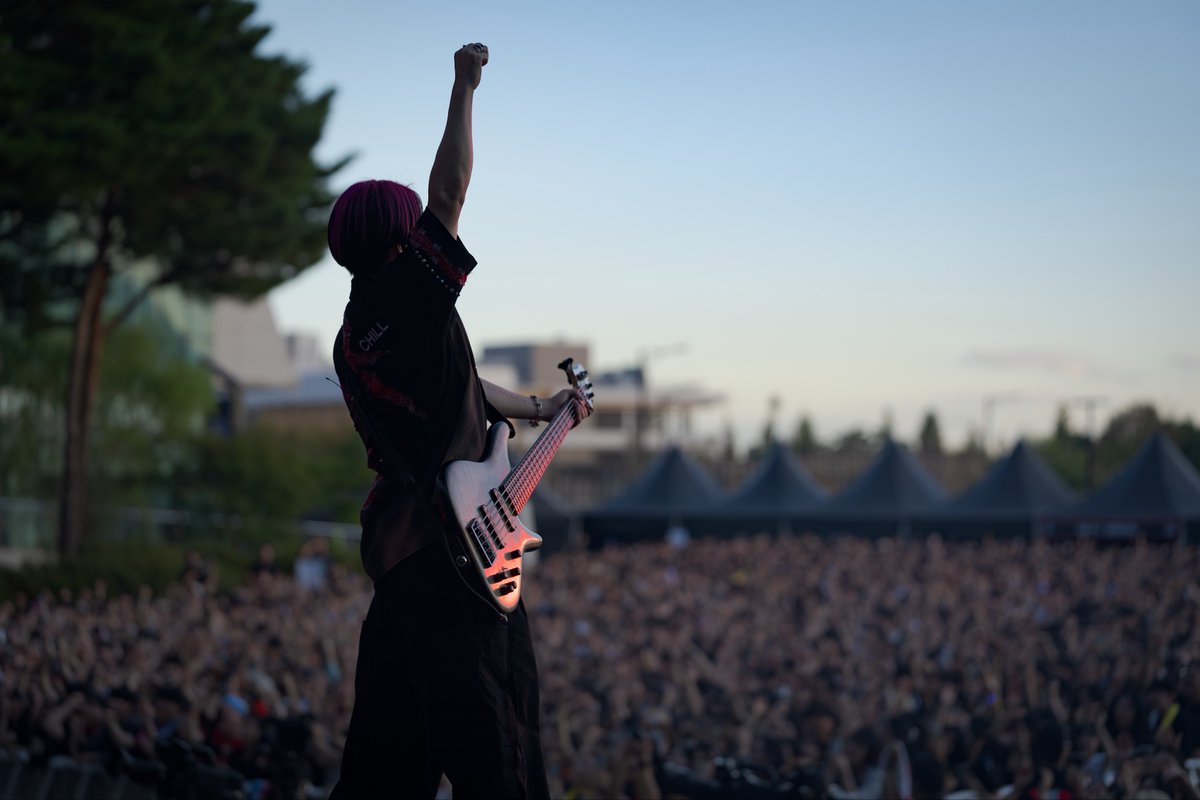 MOMIKENSPYAIR's tweet photo. ただいま日本！！고마워 한국！！

韓国でSPYAIR史上最大規模のライブ
これは俺らが韓国Buddyと歩んできた時間もあるけど、YOSUKEが新たに広げた繋がり

本当にいろいろと感無量
また演ろう！！

#SPYAIR https://t.co/XZvUhlhb2q