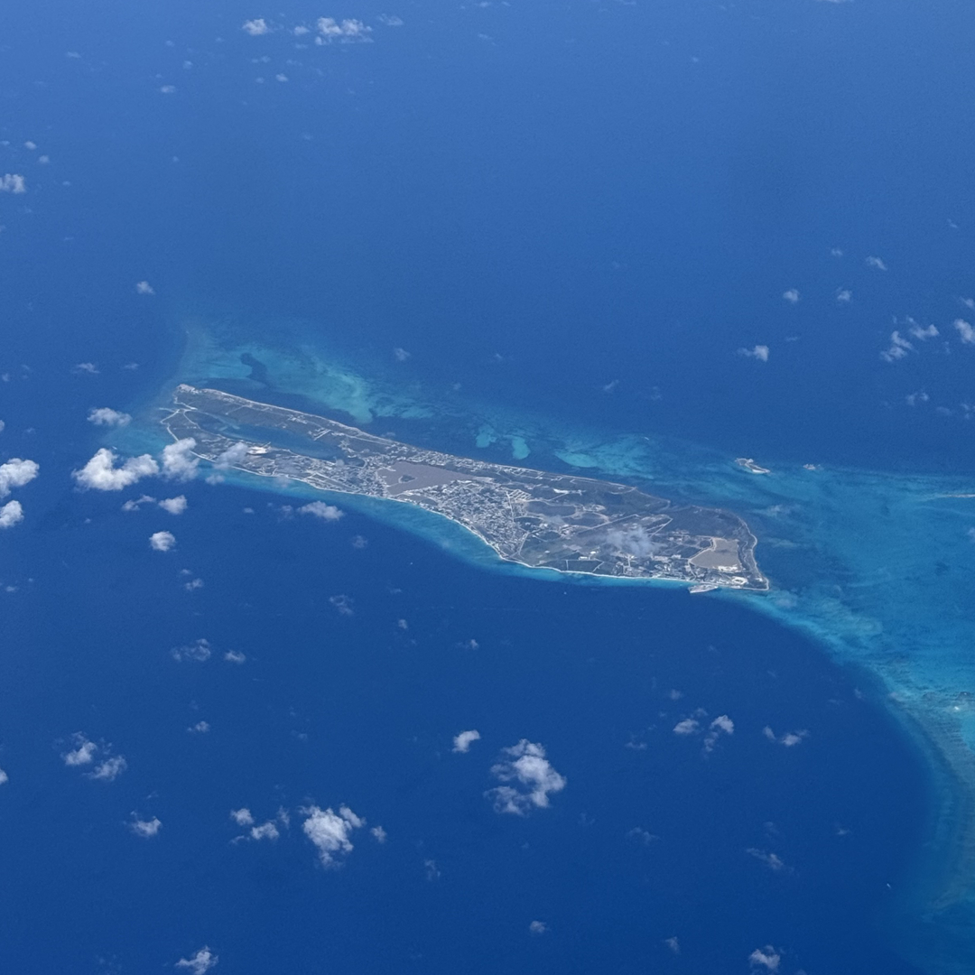 Georgiannejircd's tweet photo. Somewhere in the Caribbean, seen from around 10, 000 meters above. https://t.co/kSRH2r36Cf