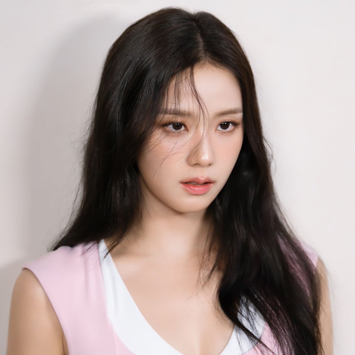 jisooschart's tweet photo. ‘All Eyes On Me’ by #JISOO has now surpassed 190 million streams on Spotify. It is her 3rd song to achieve this. https://t.co/mIJcp0ev9j