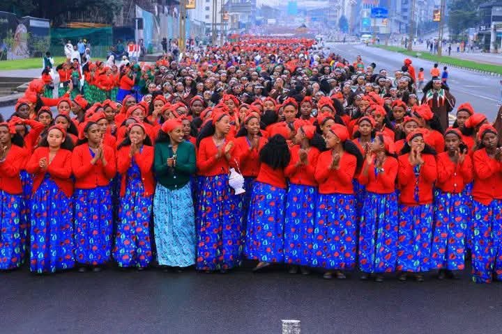 bella_milan10's tweet photo. የአዲስ ዓመት ውበት የአንድነት ነጸብራቅ

በፊንፊኔ ጎዳናዎች ላይ የኦሮሞ ባህል ልብስና የወጣቶች ጎቤና ሺኖዬ ጭፈራ ውበት የአንድነት ነጸብራቅ ተምሳሌት https://t.co/DxnyDpfQdT
