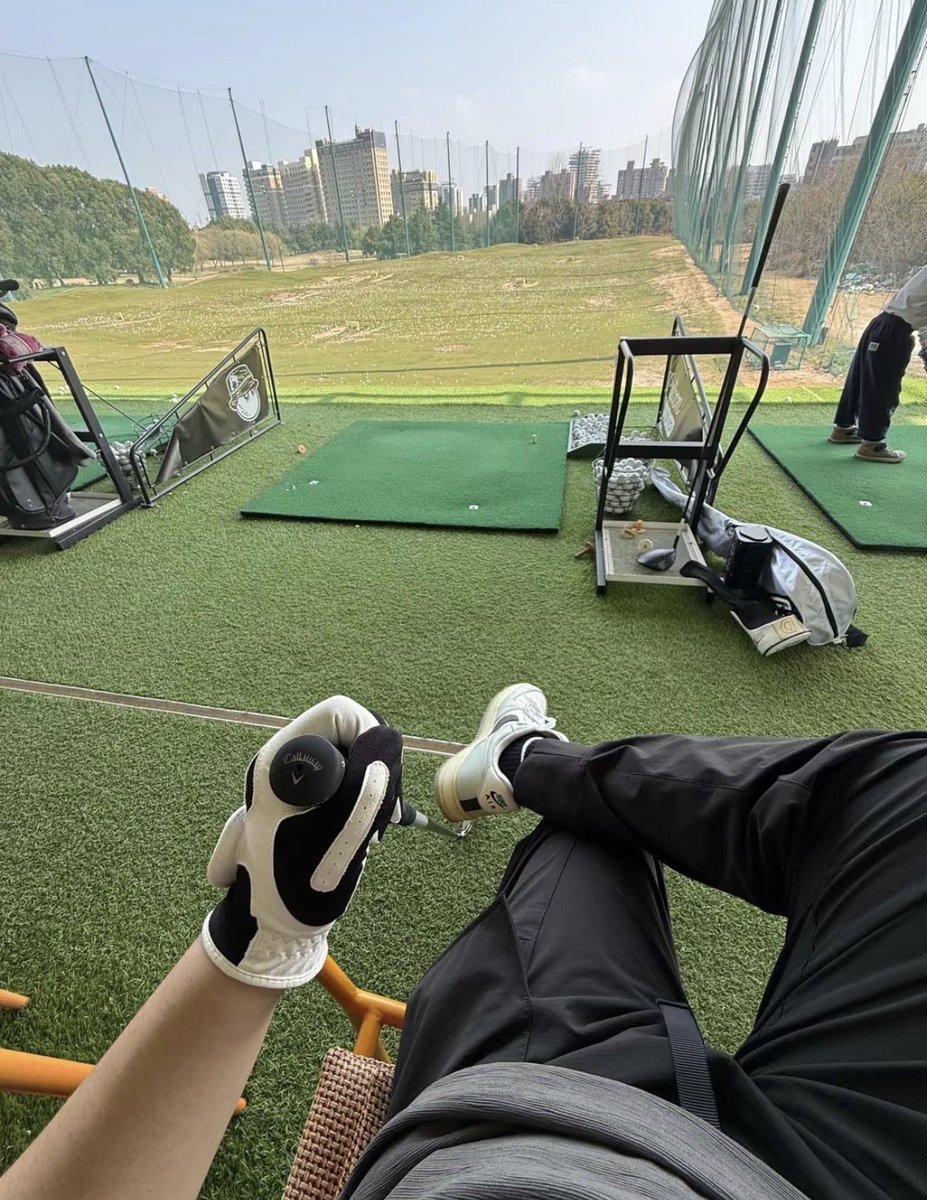 bitggm's tweet photo. 接下来7天，比任何技术指标都重要。
9月6日起，美联储进入静默期——所有官员闭嘴，市场进入“数据真空+预期博弈”的敏感窗口。
四个节点，每一个都可能改变四季度的宏观剧本。
节点一：周一（9月7日）——美国劳动节假期，美股休市。
流动性稀薄 + 没有美股指引 = 周末波动可能被放大。
BTC刚经历了一轮过山车——周五非农数据超预期（新增16.2万人，约为预期的三倍），加息担忧重燃，BTC从82,000美元上方直接被砸穿80,000美元。
节点二：周四（9月10日）——这一天密集到离谱
① 欧洲央行利率决议
经济学家一致预期：加息25个基点至2.5%。
这是欧洲央行本轮紧缩周期第二次也是最后一次加息。
全球流动性进一步收紧的信号。美元会被推高，风险资产承压。
② 苹果秋季发布会
iPhone新品发布。
科技股的情绪催化剂。如果发布会超预期，美股科技板块会涨→风险偏好回升→BTC跟涨。如果低于预期，科技股跌→连带加密资产一起砸。
③ 美国8月PPI + 初请失业金
PPI是CPI的前哨战。
市场将从这里寻找通胀线索。PPI超预期→周五CPI恐慌提前发酵→BTC提前反应。
节点三：周五（9月11日）——CPI：终极审判日
这是9月15-16日FOMC会议前最后一个重量级数据。
市场预期核心CPI同比约2.4%。
但分歧大得吓人——
美银证券预测核心CPI环比上涨0.22%，认为通胀仍然偏高，足以支持9月加息。
花旗预测核心CPI环比仅0.184%，美联储更可能按兵不动。
两家机构的预测只差0.04个百分点，结论却完全相反。
节点四：9月15-16日——FOMC利率决议
目前美联储内部的票型是：6票支持维持利率不变，5票支持加息。
理事鲍威尔的立场尚不明朗，可能成为“一票定音”的关键人物。
CME“美联储观察”显示，9月加息25个基点的概率约为50.2%——接近抛硬币。