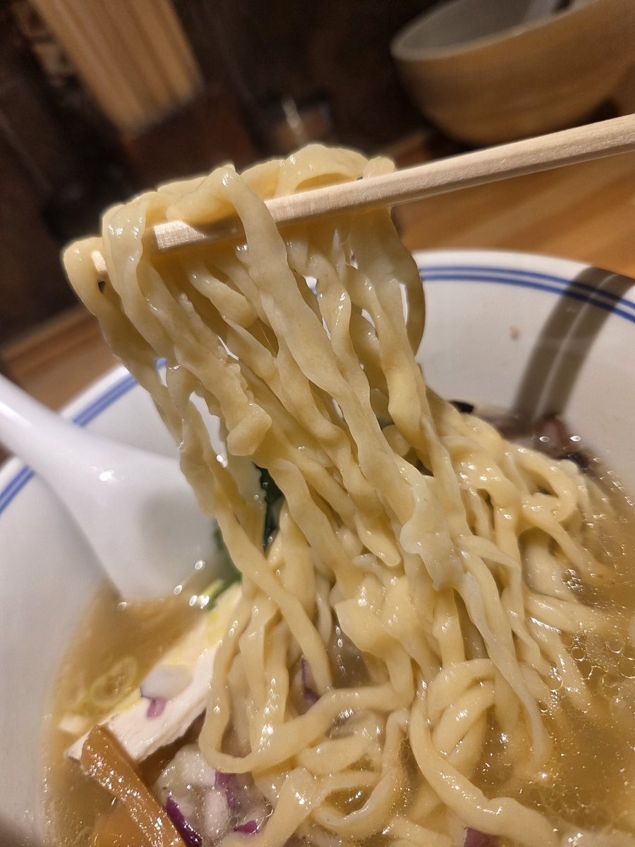 benben2106yanky's tweet photo. つくば市☆らぁめん ゑびすや♪ら ゑびすそば塩930円♪開拓もしねぇとなぁ…初訪前5後3✨️‼️特製はほぼ食べない俺デフォ🖕ジャズ🎺流れるお洒落店内は俺に似合う🤣鶏の旨味が広がる優しい塩スープに麺は細麺と手もみ麺が選べるもちろん手もみ麺ツルモチの平打ち手もみ麺‼️鶏チャにしっとりとしたチャーシュー🍖チャチャと食べて完食😋👌御馳走様でしたm(_ _)m