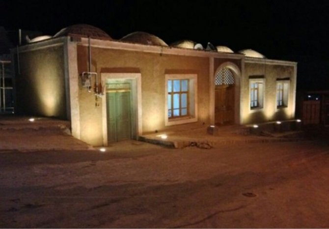 amirabbas180400's tweet photo. مسجدجامع ایوریکی ازآثارمهم مذهبی-تاریخی شهرستان گرمه است که براساس کتیبۀ داخل بنا درسال۱۱۷۱هجری ساخته‌شده است.مسجدبا مصالح خشت و گل ساخته‌شده وسقف آن باگنبدهای کوچک ضربی پوشش یافته که بر روی ۷ستون و۶نیم ستون مدوربزرگ قرارگرفته است. #سرزمین_گنجینه_فرهنگ 
#گرمه_گنجینه_فرهنگ https://t.co/qqPDXyTGz0