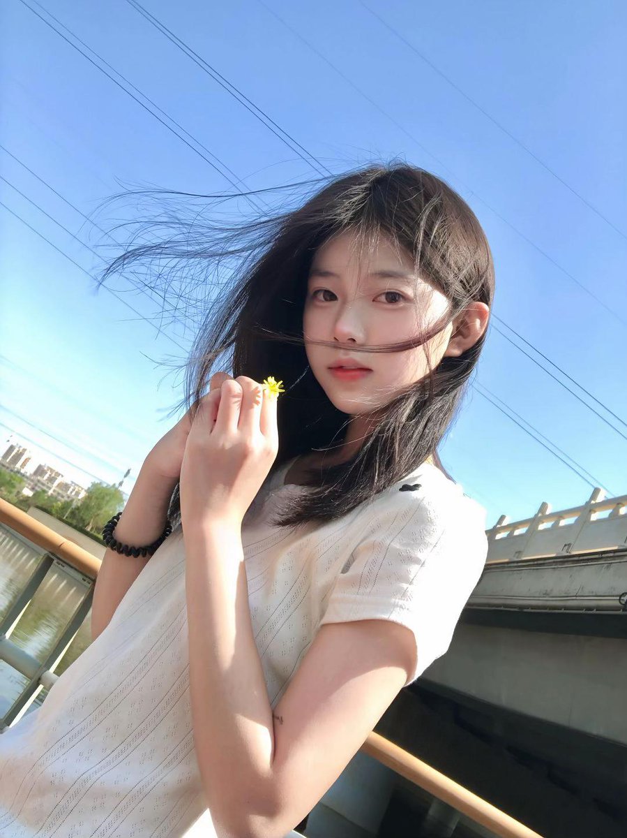FerneVogds's tweet photo. なんとなく、時間がゆっくり流れる感覚を大切にしたくなる日がある。意味を見出すより、ただ漂うほうが性に合っているのかも。 https://t.co/OaLatx2KHQ