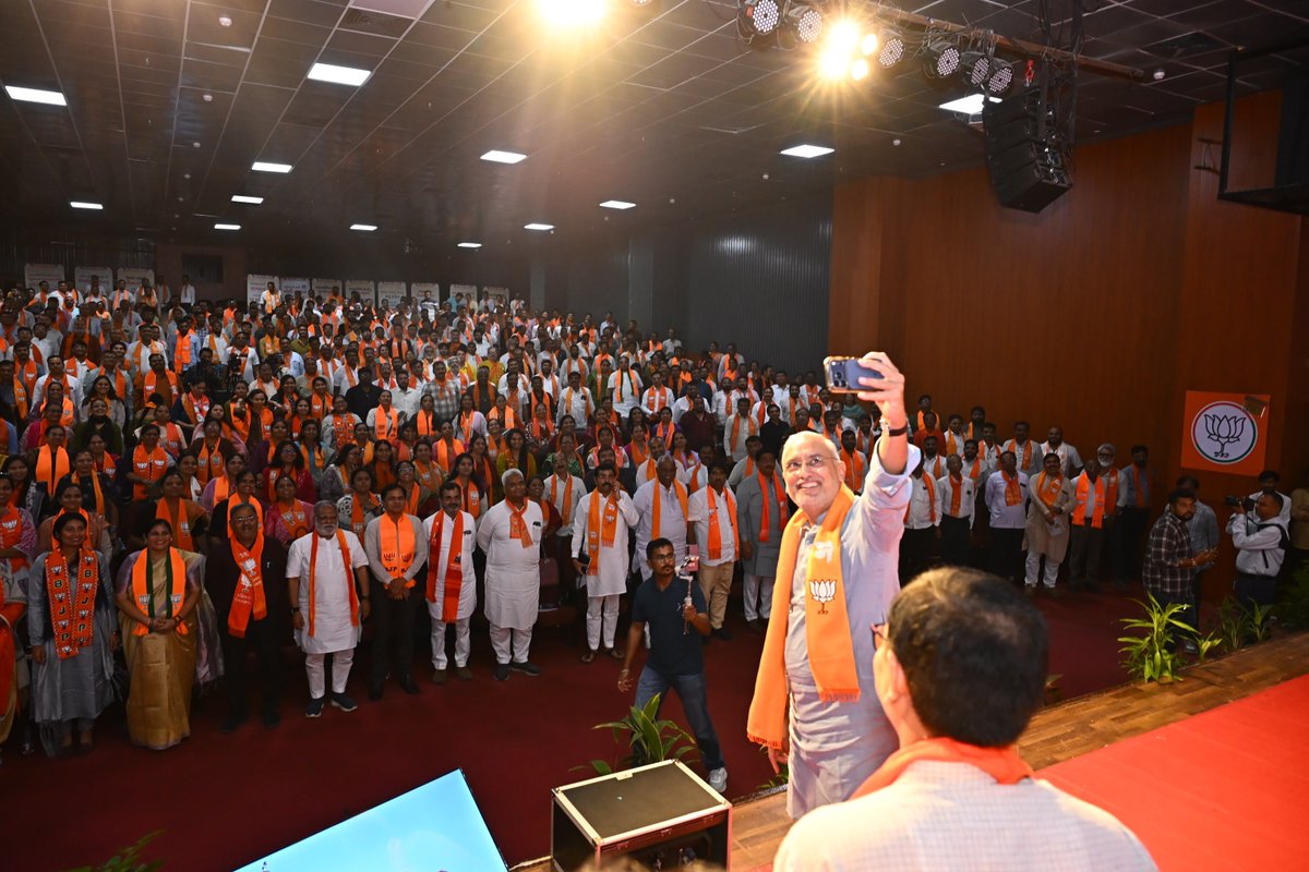iJagdishBJP's tweet photo. માનનીય પ્રધાનમંત્રી શ્રી @narendramodi સાહેબના સેવા અને સમર્પણના 25 વર્ષ...

સેવા સંકલ્પ અભિયાન અંતર્ગત આજે કર્ણાવતી મહાનગરની કાર્યશાળામાં ઉપસ્થિત રહી હોદ્દેદારો અને કાર્યકર્તાઓ સાથે સંવાદ કર્યો તથા આગામી કાર્યક્રમોની રૂપરેખા આપી. https://t.co/HuoSvKC2VH
