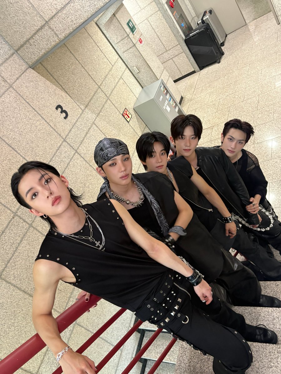 TNX_Official's tweet photo. [#TT]
TNX Today | 260906
📸 SBS 인기가요
 
#TNX #티엔엑스
#Die_Another_Day
#PNATION #피네이션 https://t.co/AUNU5jD09M