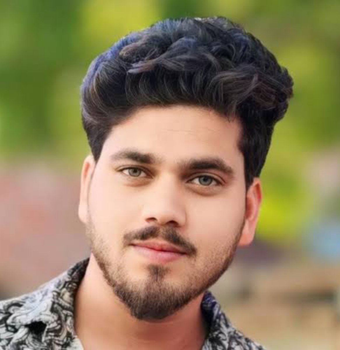 SurajKrBauddh's tweet photo. समझौता न करने पर दलित की हत्या! 💔

यूपी के हापुड़ में जातीय कुंठा एवं रंजिश के चलते हिंसक भीड़ ने दलितों के घरों में घुसकर पथराव किया, हमला किया और गोलीबारी करके एक दलित युवक की हत्या कर दी।

ज्ञात हो कि इन हैवानों ने करीब तीन महीने पहले भी दलितों पर हमला किया था। इस मामले में संदीप चौधरी समेत अन्य के खिलाफ मुकदमा दर्ज है। हमलावर लोग परिवार पर समझौते का दबाव बना रहे थे और समझौता न करने पर जान से मारने की धमकी दी गई थी। दलितों ने समझौता नहीं किया। इसी जातिगत रंजिश के चलते उन्होंने इस घटना को अंजाम दिया। अगर पुलिस ने समय रहते दोषियों पर कार्रवाई की होती, तो आज ये दिन नहीं देखना पड़ता।

प्रशासन से हमारी मांग है कि संदीप चौधरी, जिनेंद्र चौधरी, विपिन चौधरी, सचिन चौधरी सहित सभी हमलावरों एवं हत्यारों पर कड़ी से कड़ी कार्रवाई सुनिश्चित करे। साथ ही, परिवार को तत्काल हर संभव सुरक्षा प्रदान की जाए।

यह अत्यंत शर्म और जाहिलियत की बात है कि जातिवादी तत्व अक्सर यह कहते हैं कि SC-ST Act के ज्यादातर मामले फर्जी होते हैं। यह घटना बताती है कि दलितों पर किस तरह समझौते का दबाव बनाया जाता है। सरकार एवं प्रशासन सही तरीके से कार्रवाई नहीं करते हैं और ये जातिवादी गुर्गे उन्हें समझौते के लिए मजबूर करते हैं। जो दलित समझौता नहीं करता, उसे इसी तरह का दंश झेलना पड़ता है।