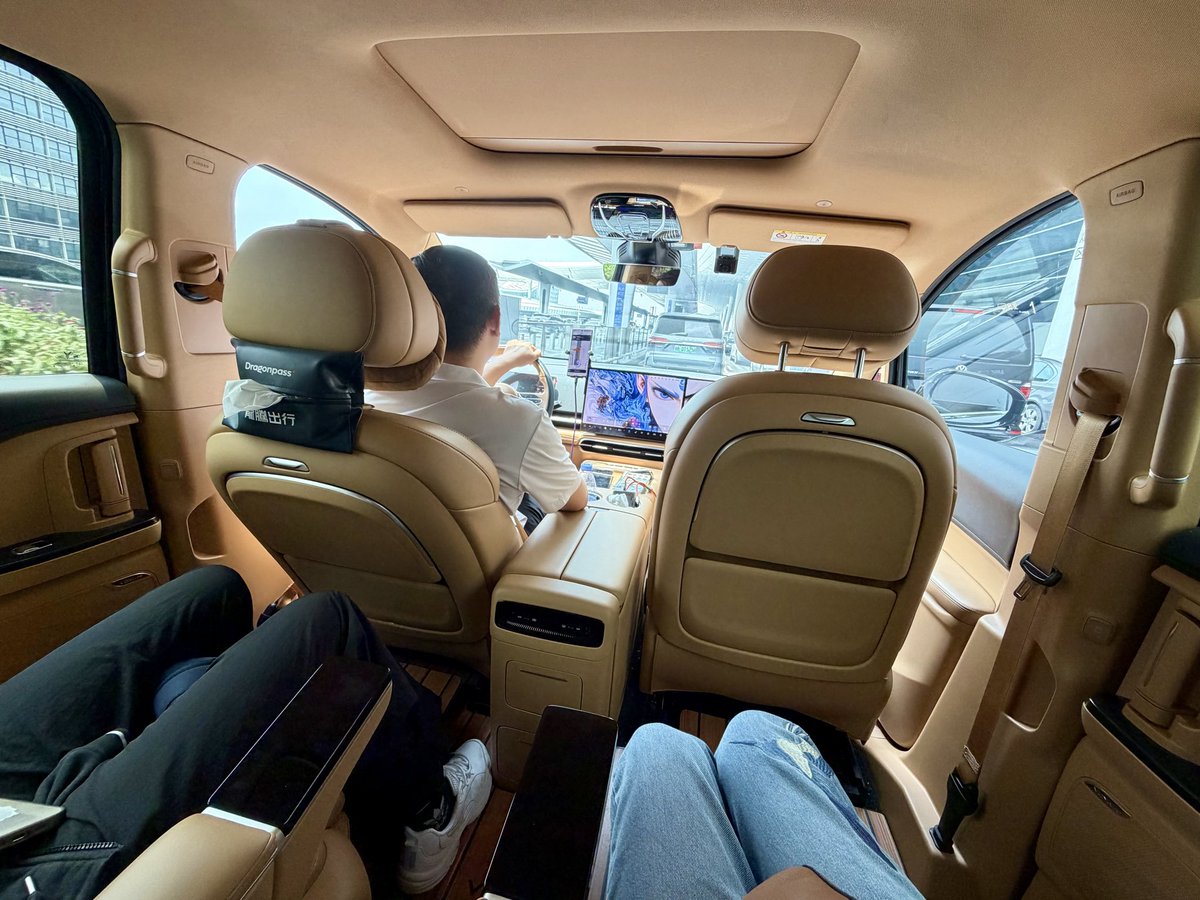 NaomiRuguoruge's tweet photo. 再见深圳🥰💗 
一路向北，上海、北京 
南边的风掠过我心
北边的灯照我前程🤩 https://t.co/RPHfFbk6jG