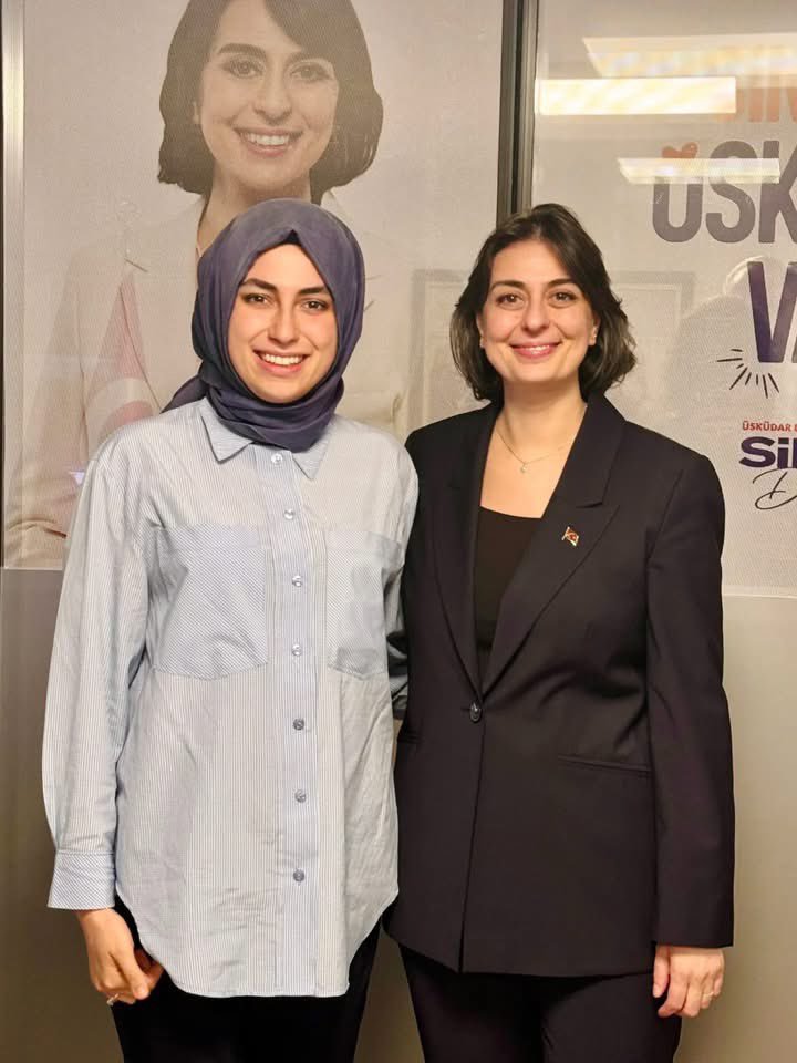 gulsum_khrmn's tweet photo. Eski AKP’li Amine Cansu Çelik.

 Sinem Dedetaş’ın yol arkadaşıydı.

 Haksızlıklara susmamak için AKP’den istifa etmişti.

Şimdi ise 3 yaşındaki evladından koparılarak haksızca tutuklandı.

Ne mutlu tarihin doğru tarafında eğilmeden, bükülmeden durabilenlere.

@sdedetas 
@AmineCansuKaba