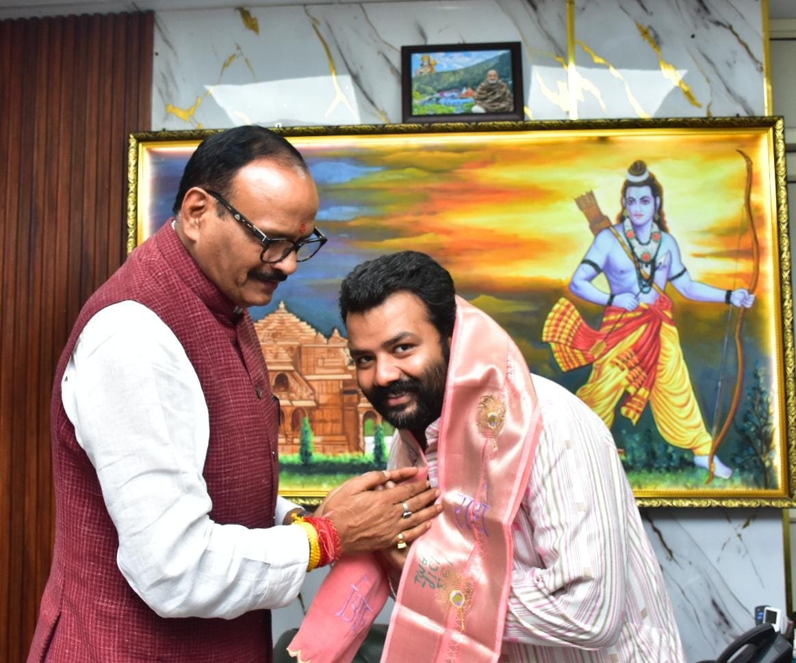 brajeshpathakup's tweet photo. आज आवास पर श्रीहनुमान जी महाराज के अनन्य भक्त एवं आध्यात्मिक चेतना के महान संत बाबा नीब करोरी जी महाराज के आदर्श एवं प्रेरणादायी जीवन पर आधारित हिंदी फीचर फिल्म ‘हनुमान अंश’ के मुख्य अभिनेता श्री शोभिनव सत्या जी एवं पूरी टीम का आत्मीय स्वागत करते हुए उन्हें फिल्म की अपार सफलता हेतु हार्दिक बधाई एवं उज्ज्वल भविष्य हेतु शुभकामनाएं दीं।

बाबा नीब करौरी जी महाराज के जीवन, उनके आध्यात्मिक संदेश और सेवा-भाव को जन-जन तक पहुंचाने का यह प्रयास निश्चित रूप से समाज को प्रेरणा देने वाला है।

भेंट के दौरान उन्हें पूर्व प्रधानमंत्री, भारत रत्न श्रद्धेय स्व० अटल बिहारी वाजपेयी जी के आदर्श व्यक्तित्व, राष्ट्रनिष्ठ विचारों एवं प्रेरणादायी कृतित्व पर स्वलिखित पुस्तक ‘अतुलनीय अटलजी’ भेंट की।

मेरा विश्वास है कि ‘हनुमान अंश’ जैसी प्रेरणादायी फिल्में भारतीय संस्कृति, आध्यात्मिक मूल्यों और महान संतों के जीवन-संदेश को नई पीढ़ी तक पहुंचाने में महत्वपूर्ण भूमिका निभाएंगी।

#जय_श्री_राम 
#जय_श्री_हनुमान