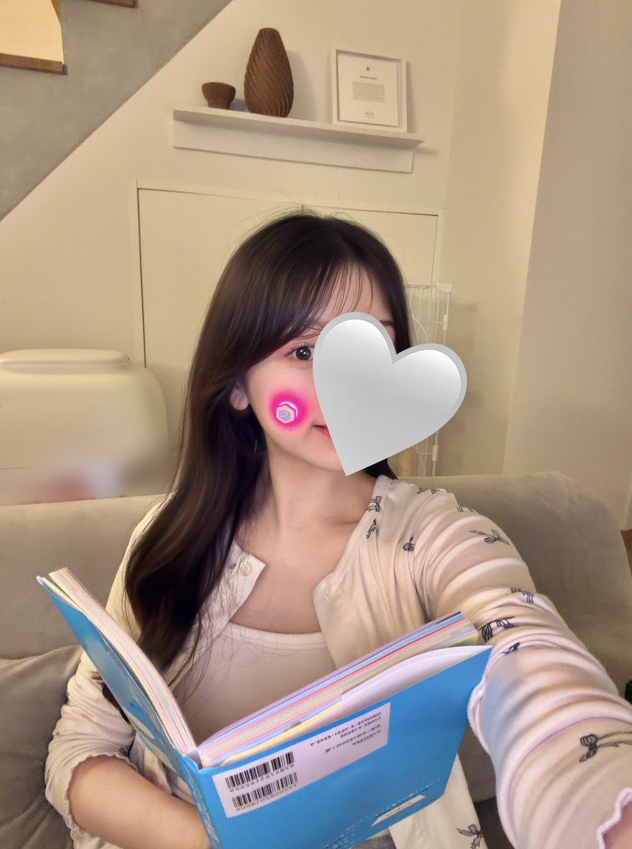 browncat_53's tweet photo. 肌トラブルに使える新感覚のLED光パッチ😳💡お家で勉強や仕事してる時に付けてるんだけど、その間にLED照射が肌を集中ケアしてくれる優れ物。
小さくて宝石みたいに可愛いのもなんだかテンションあがる😽💎✨
全国のアインズで販売中だそうです🗒️
#MYTREX #マイトレックス #QQPATCH #PR @Mytrex_JP https://t.co/IAfnoHxgNE