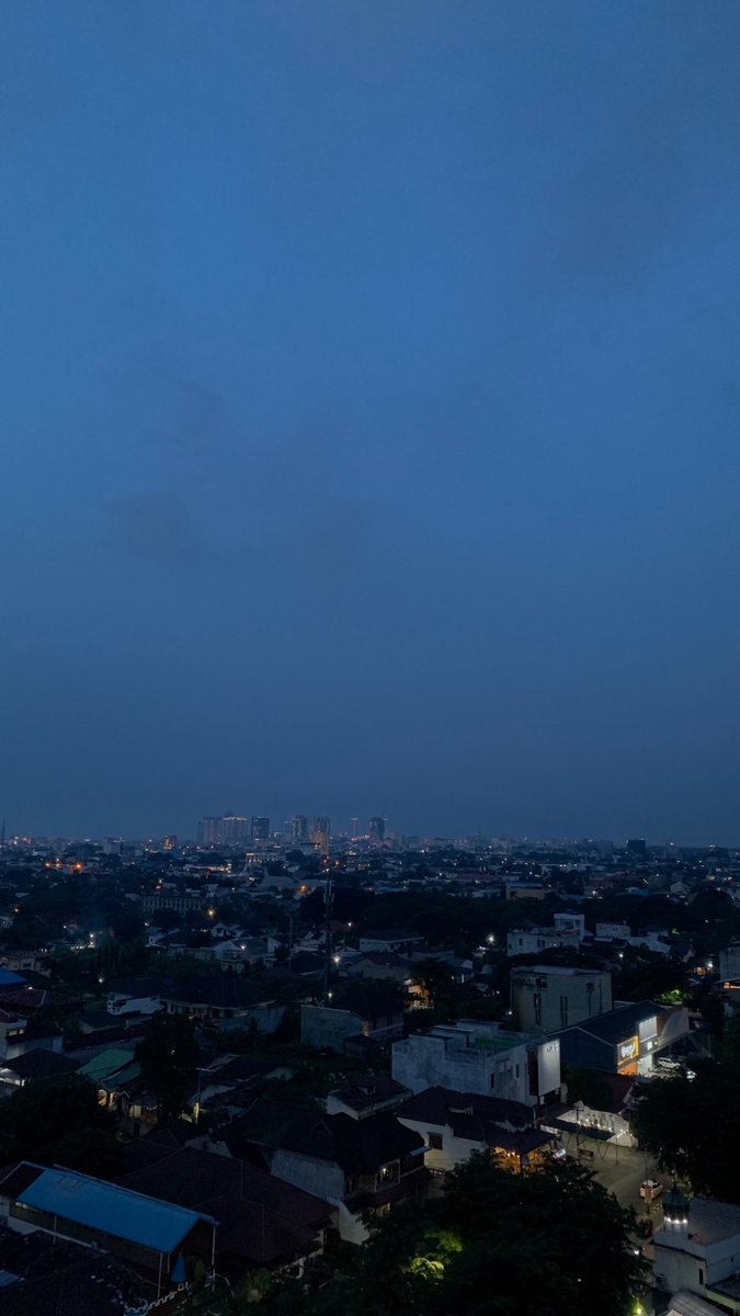 patcurhat's tweet photo. city lights with him https://t.co/ND7jMiB6ts