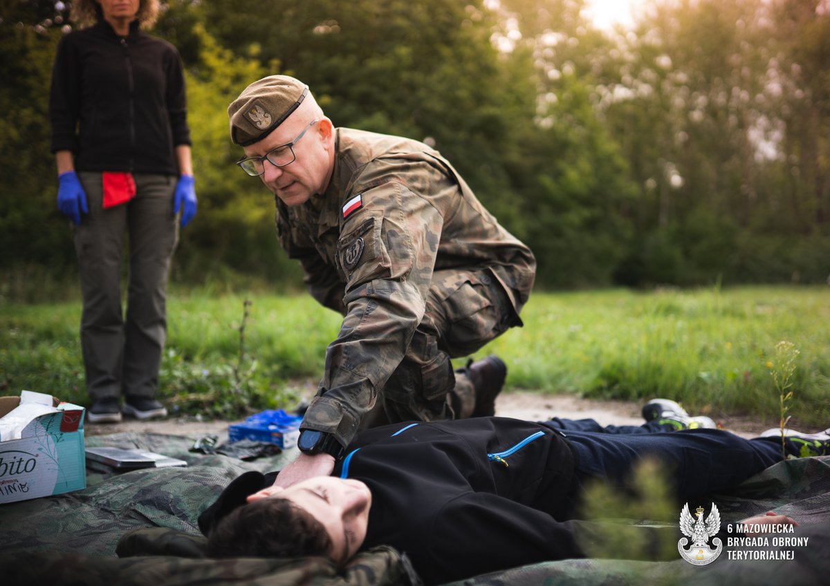 terytorialsi's tweet photo. #wGotowości - kiedy wiedza spotyka się z działaniem 💪🛡️

W 6 Mazowiecka Brygada Obrony Terytorialnej odbyło się szkolenie #wGotowości, które było nie tylko okazją do zdobycia wiedzy, ale przede wszystkim do praktycznego przećwiczenia umiejętności i działania pod presją czasu. 

Wzięło w nim udział blisko 60 osób, najmłodszy uczestnik miał 15 lat, a najstarszy 59 lat. To pokazuje, że wiedza i umiejętności z zakresu pierwszej pomocy są ważne dla każdego, niezależnie od wieku 🩸🚑

Podczas szkolenia uczestnicy ćwiczyli https://t.co/jWdi9HhMy3.:
✔️ RKO na fantomie oraz obsługę AED
✔️ chwyt odkrztuszający z wykorzystaniem kamizelki treningowej
✔️ zakładanie bandaży i opatrywanie ran
✔️ postępowanie przy złamaniach i użycie stazy taktycznej

Bo w sytuacji zagrożenia liczą się sekundy, wiedza i opanowanie. 

Dziękujemy wszystkim uczestnikom za zaangażowanie 👏

Chcesz dołączyć do kolejnych szkoleń?
📌 Zapisz się przez:
➡️ nową aplikację #wGotowości
➡️ zaktualizowaną aplikację mObywatel

@SztabGenWP @MON_GOV_PL #6MBOT #pierwszapomoc #szkolenie