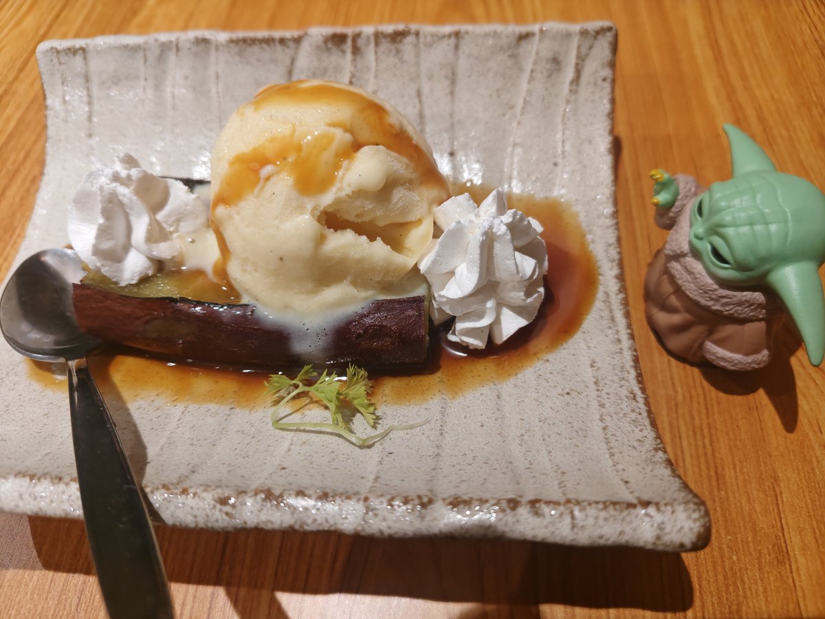 ina_daisuke's tweet photo. 昨日はグローグーをお供にお食事会してきたー☺️
グーちゃんはフォースでだし巻き玉子を動かしたり(箸が見えるのは目をつむっていただいて…)、サーモンやアボカドがてんこ盛りのお寿司に「きゅわぁ〜☆」とお喜びでした☺️☺️ https://t.co/RacNePgyPK