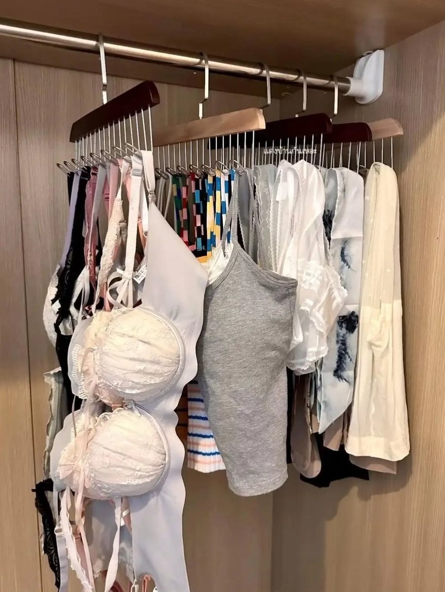 t3ater's tweet photo. Yang suka kerapihan, tapi malas melipat pakaian. Bisa coba pakai hanger ini, beneran berguna banget. Soalnya dia pakainya raktis, bikin rapih dan menghemat ruang 😭 https://t.co/rwLXj61Eai