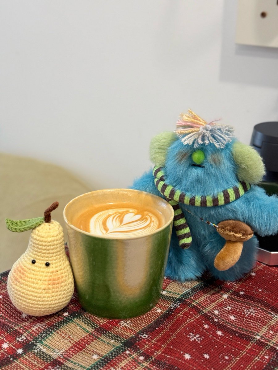 YusufCakmakdpi's tweet photo. Tried the new zero-waste café today— their compostable latte art cups u0026 plant-based pastries hit different!  Sipping good coffee while caring for the planet Chef’s kiss https://t.co/pVS1K9uWve