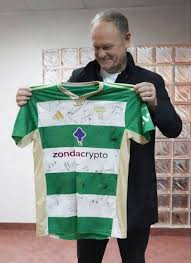 Erizoq's tweet photo. @JanuszPolsky @K_Stanowski Rafała Zaorskiego. Przypomnij mi jak się nazywał sponsor, której koszulkę trzyma Tusk? https://t.co/dpUk0FM8Jv